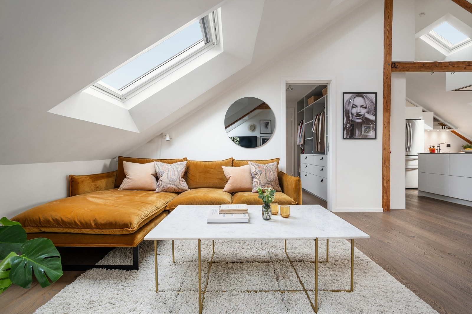 Det er god plass til en romslig sofagruppe med tilhørende salongbord og annet ønskelig stuemøblement. Galleribilde