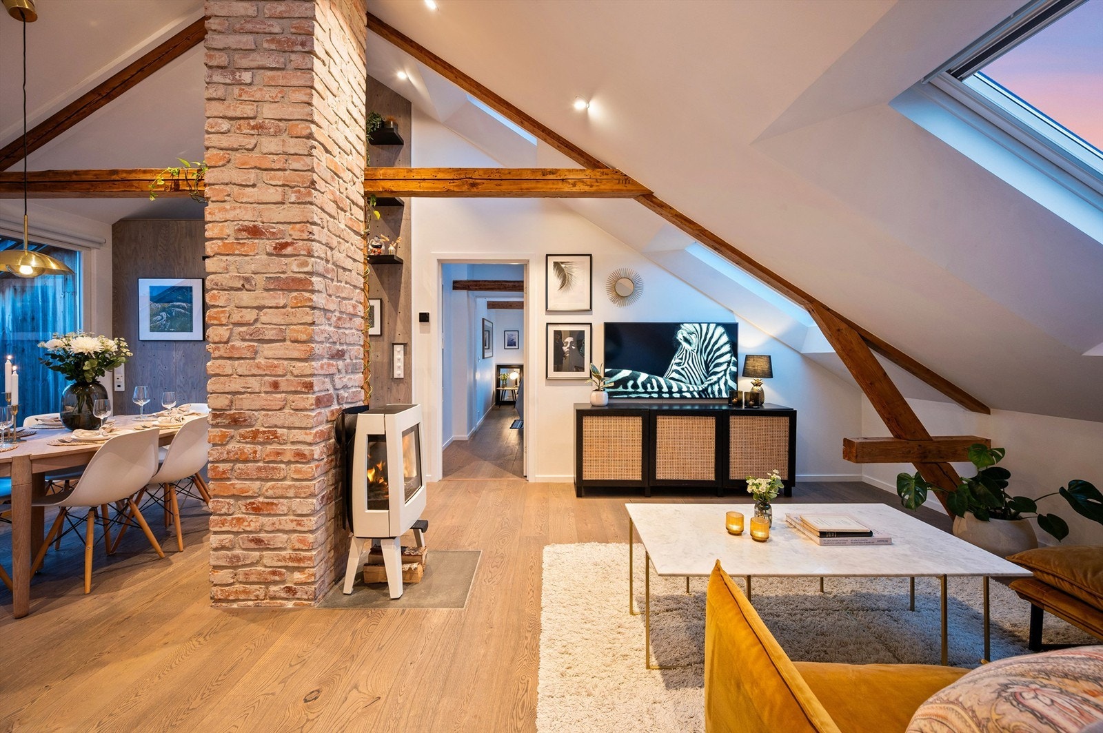 Her bindes stue og spisestue sammen på en naturlig måte og skaper et fantastisk rom for sosiale sammenkomster. Galleribilde