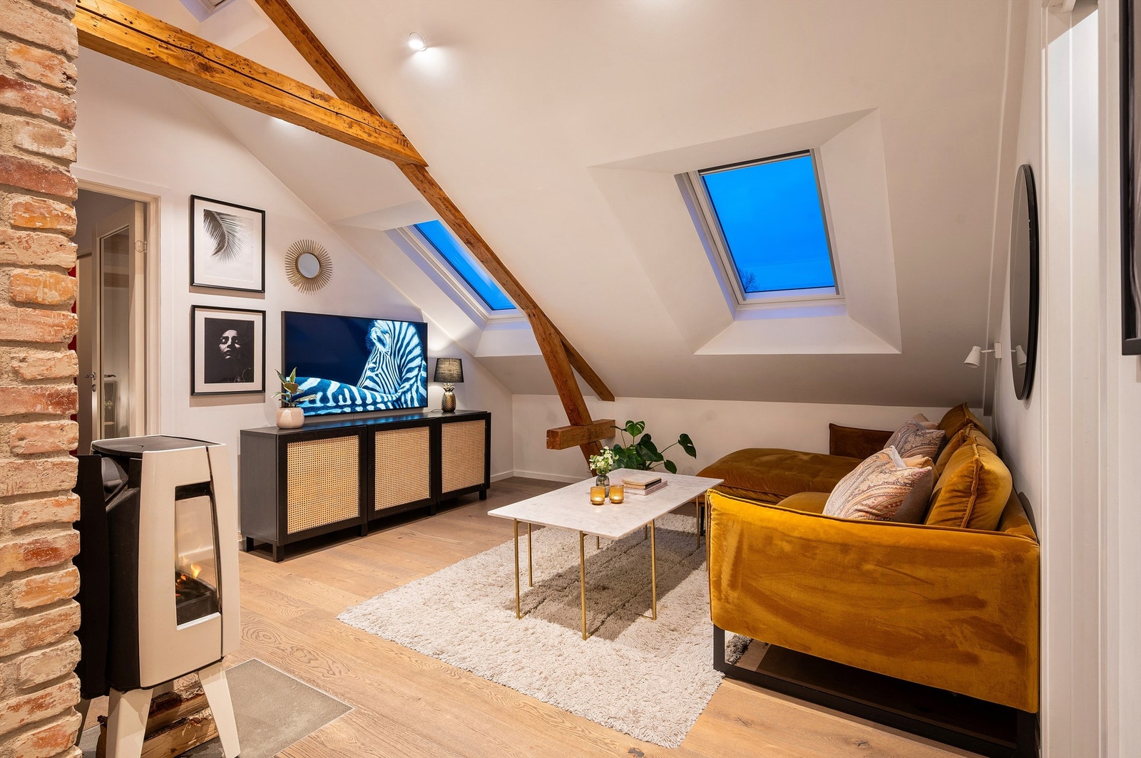 Store takvinduer fra Velux gir rikelig med naturlig lys. Enkelte vinduer har solskjerming, dersom man ønsker å stenge solen ute. Galleribilde