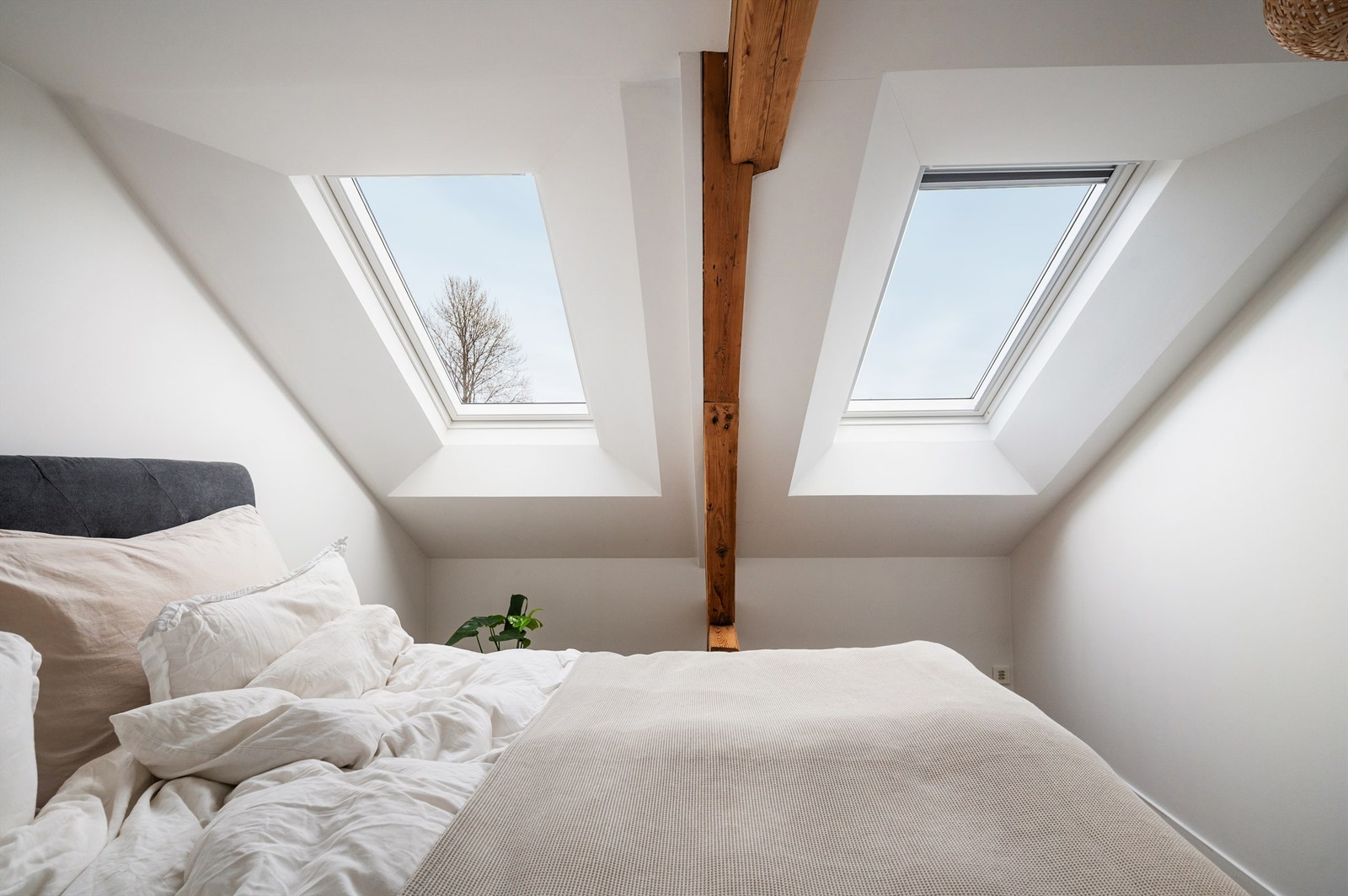 To takvinduer gir godt med dagslys og en luftig følelse på soverommet. Elektrisk solskjerming på vinduene gjør at du enkel kan styre lysinnslippet. Galleribilde