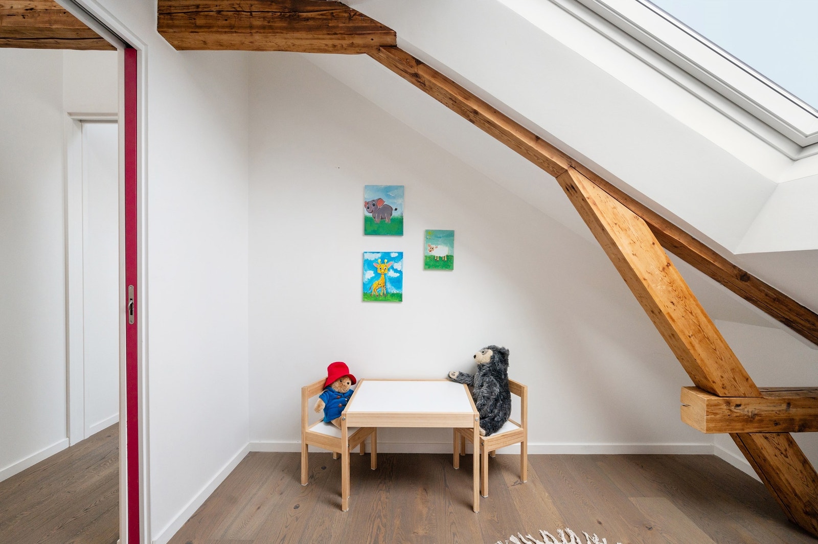 Også her gir synlige bjelker og skråtak rommet en egen karakter. Galleribilde