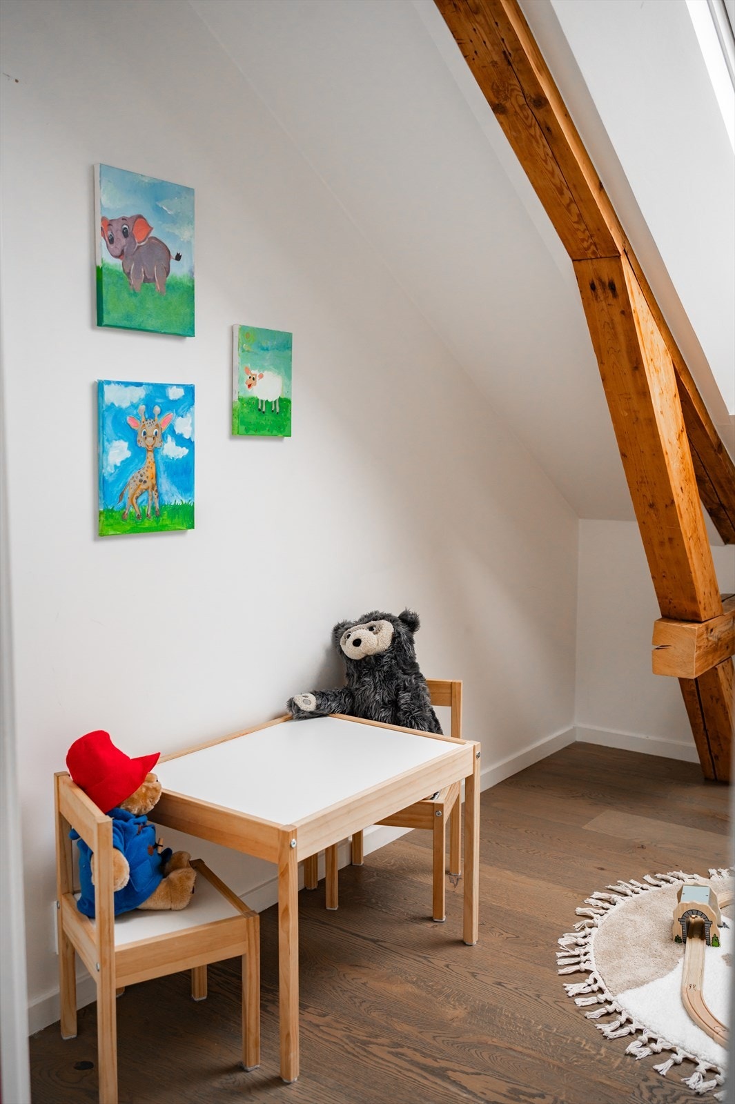 Rommet har god plass til både seng og lekeareal. Galleribilde