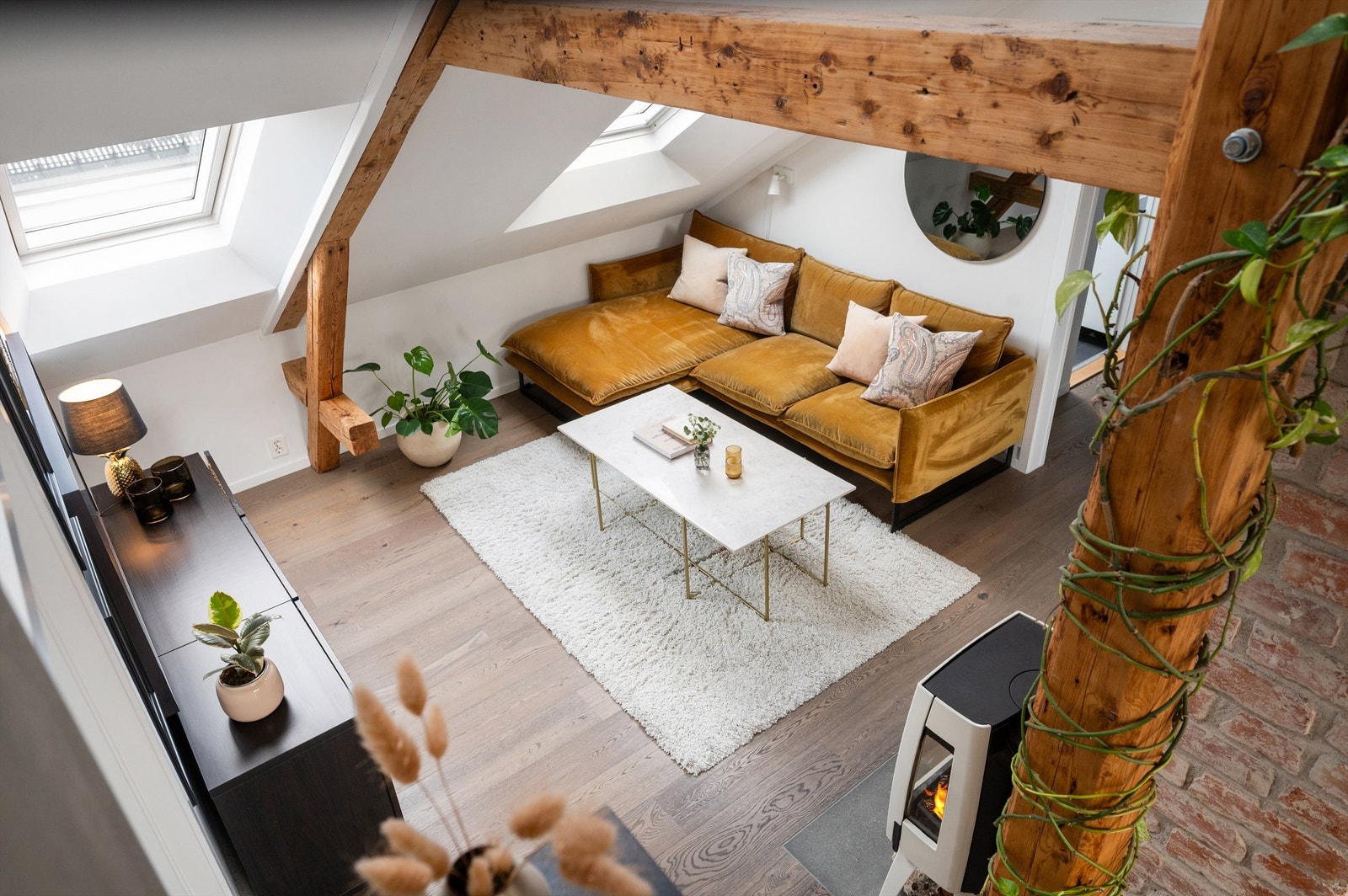 Fra hemsen har man en fin oversikt over den åpne stue- og kjøkkenløsningen. Galleribilde