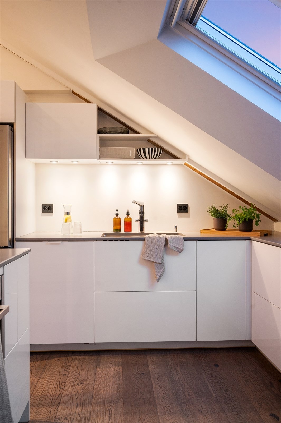 Integrert belysning under overskapene sørger for godt arbeidslys på kjøkkenbenken. Galleribilde