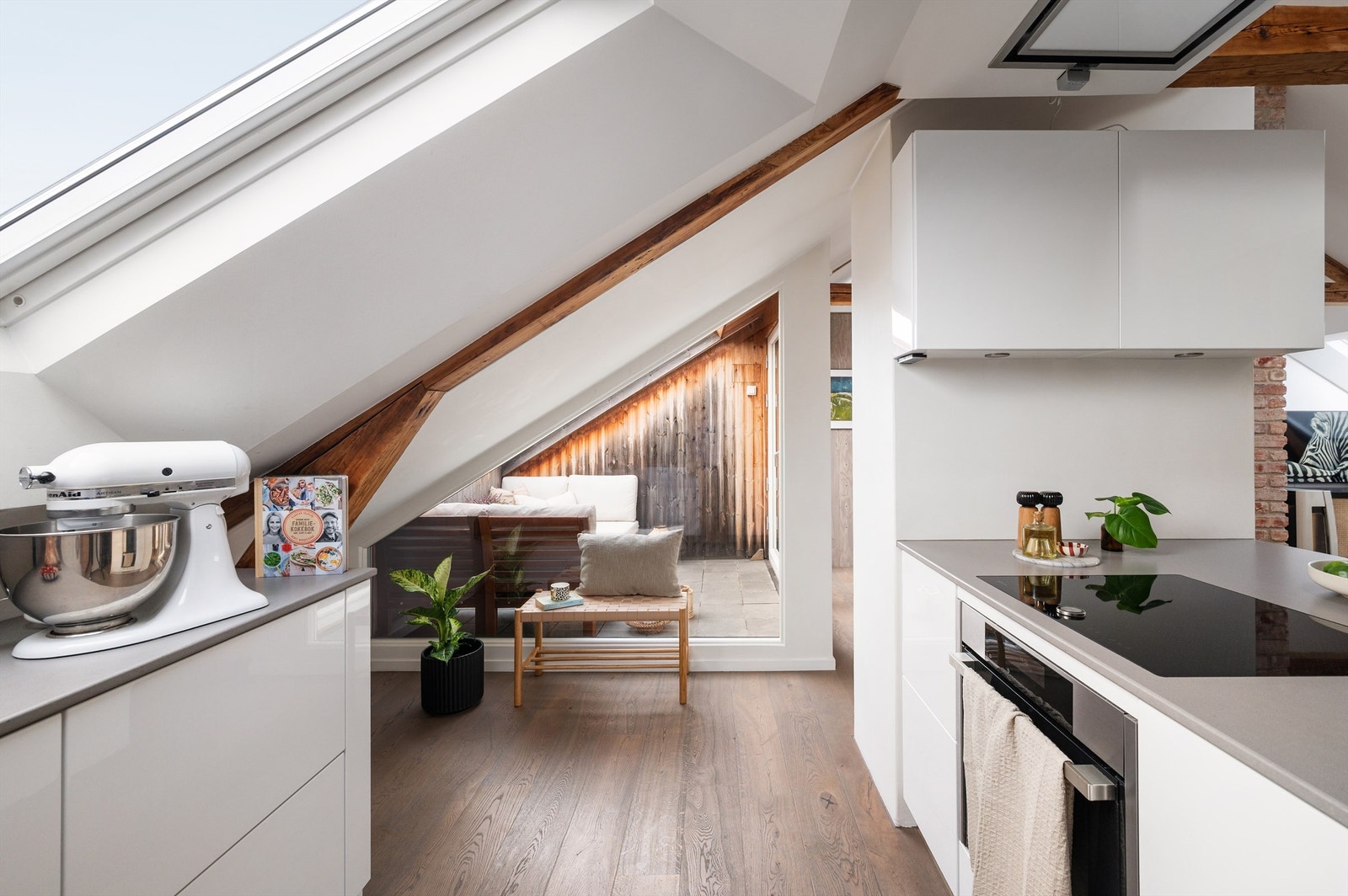 Åpenheten mot spisestuen og terrassen gjør matlagingen til en sosial opplevelse. Galleribilde