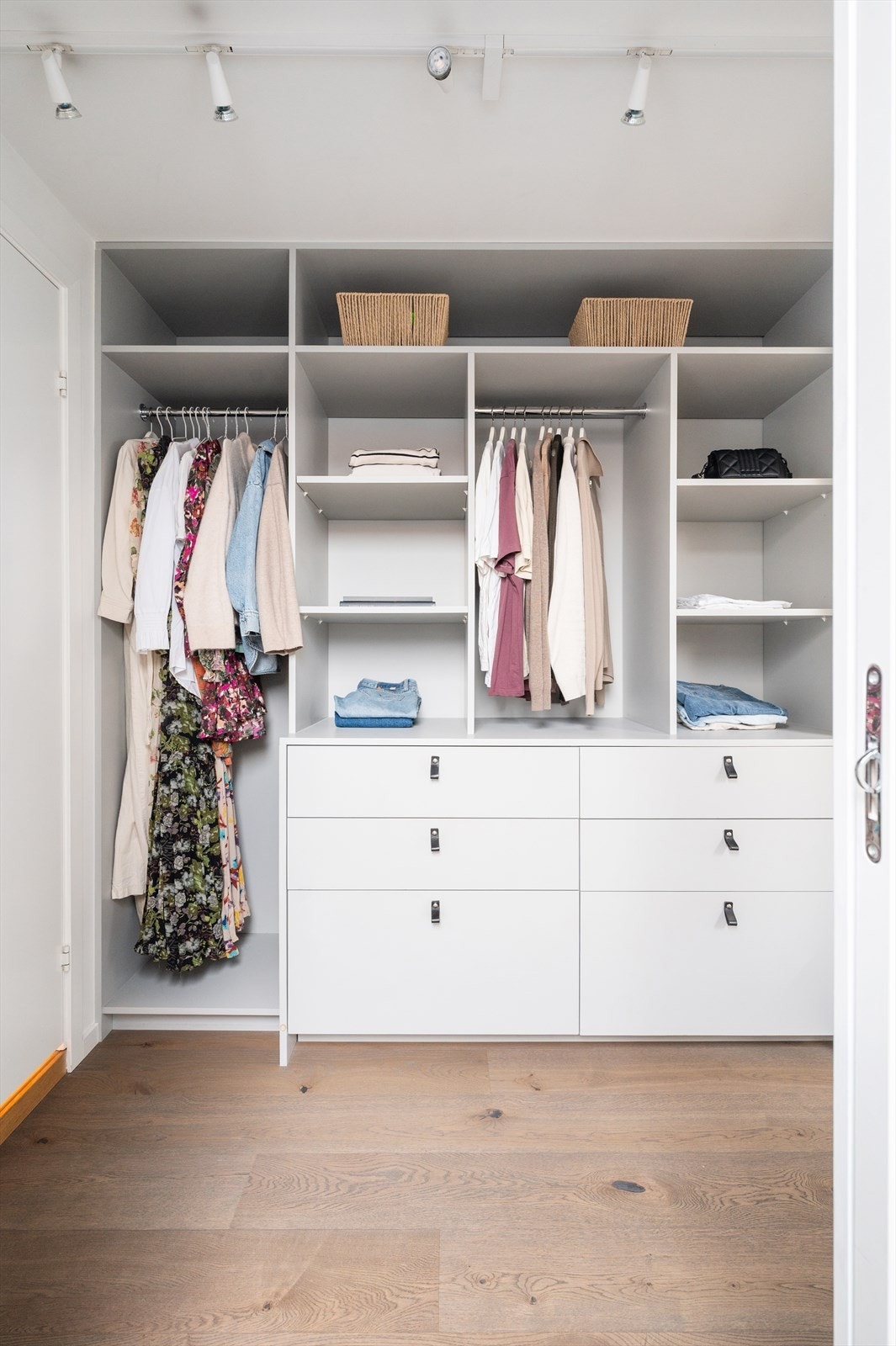 Praktisk walk-in-closet med tilknytting til bad og vaskerom. Galleribilde