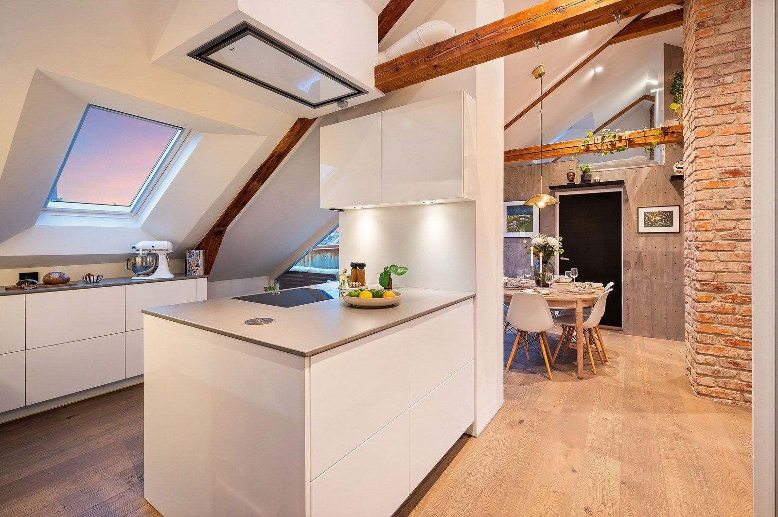 Kjøkkenøya fungerer som en naturlig romdeler og gir ekstra arbeids- og oppbevaringsplass - Den perfekte løsningen for hobbykokken! Galleribilde