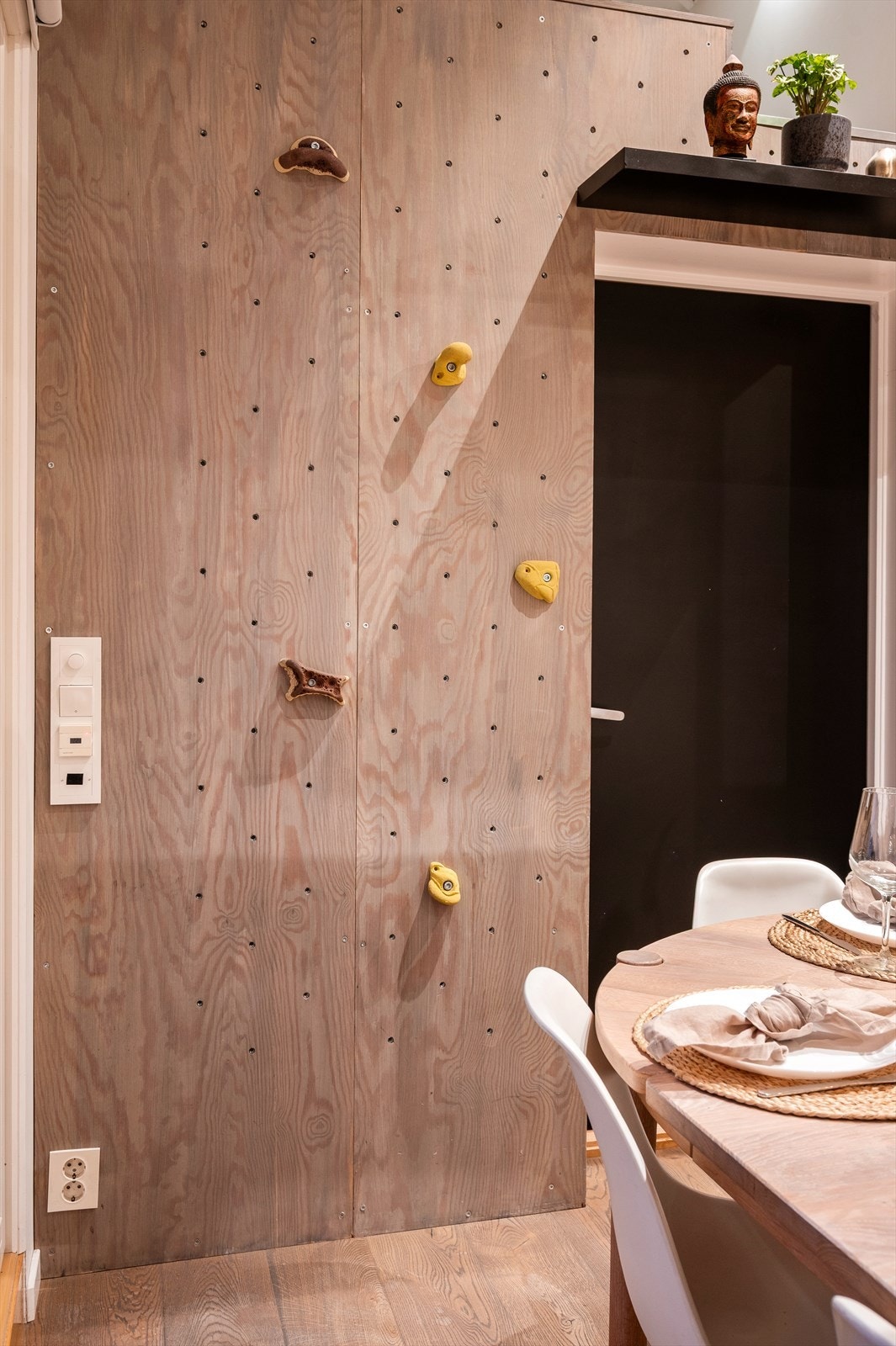 Treveggen er originalt egentlig en klatrevegg og gir et unikt preg. Galleribilde