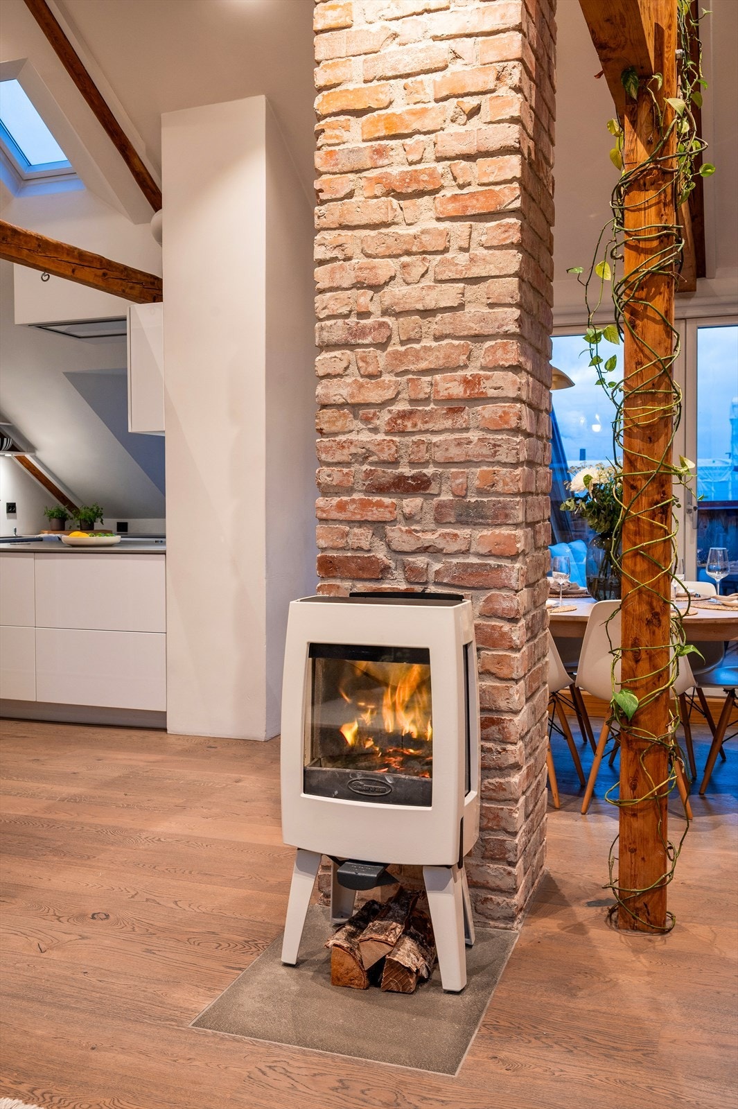 Peisovnen fra 2014, levert av Dovre, gir både effektiv varme og en lun atmosfære på årets kalde dager. Praktisk underlagsplate i Oppdal-skifer. Galleribilde