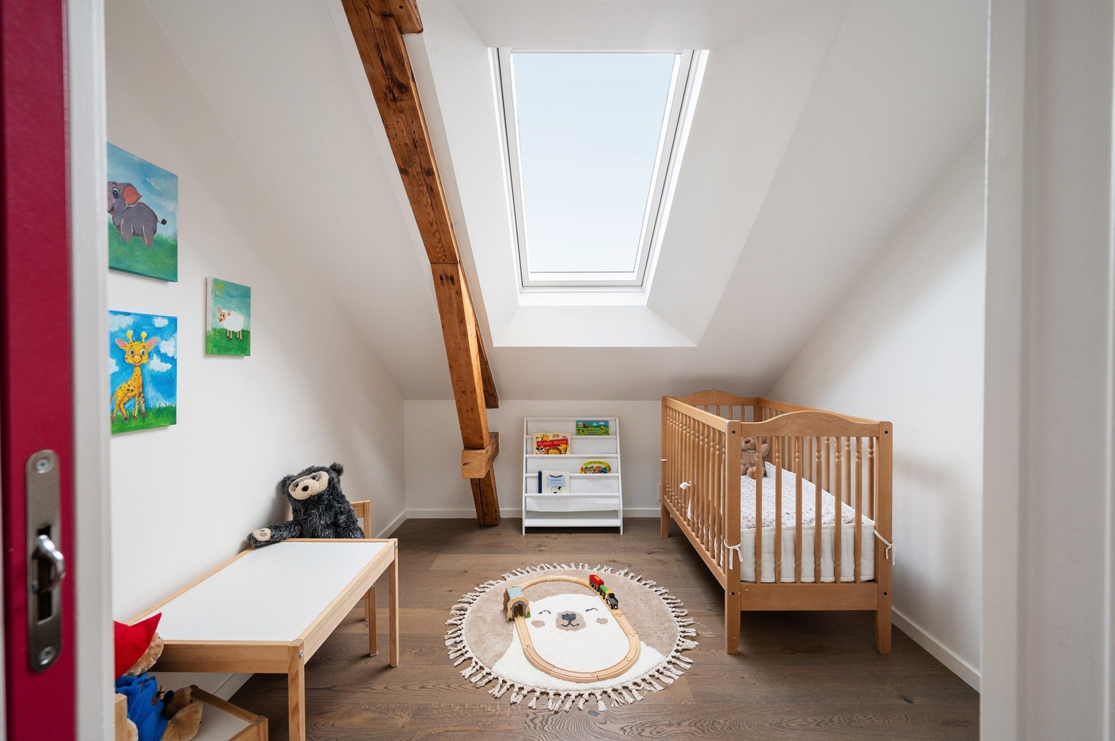 Leilighetens andre soverom passer godt som barnerom, gjesterom eller kontor. Galleribilde