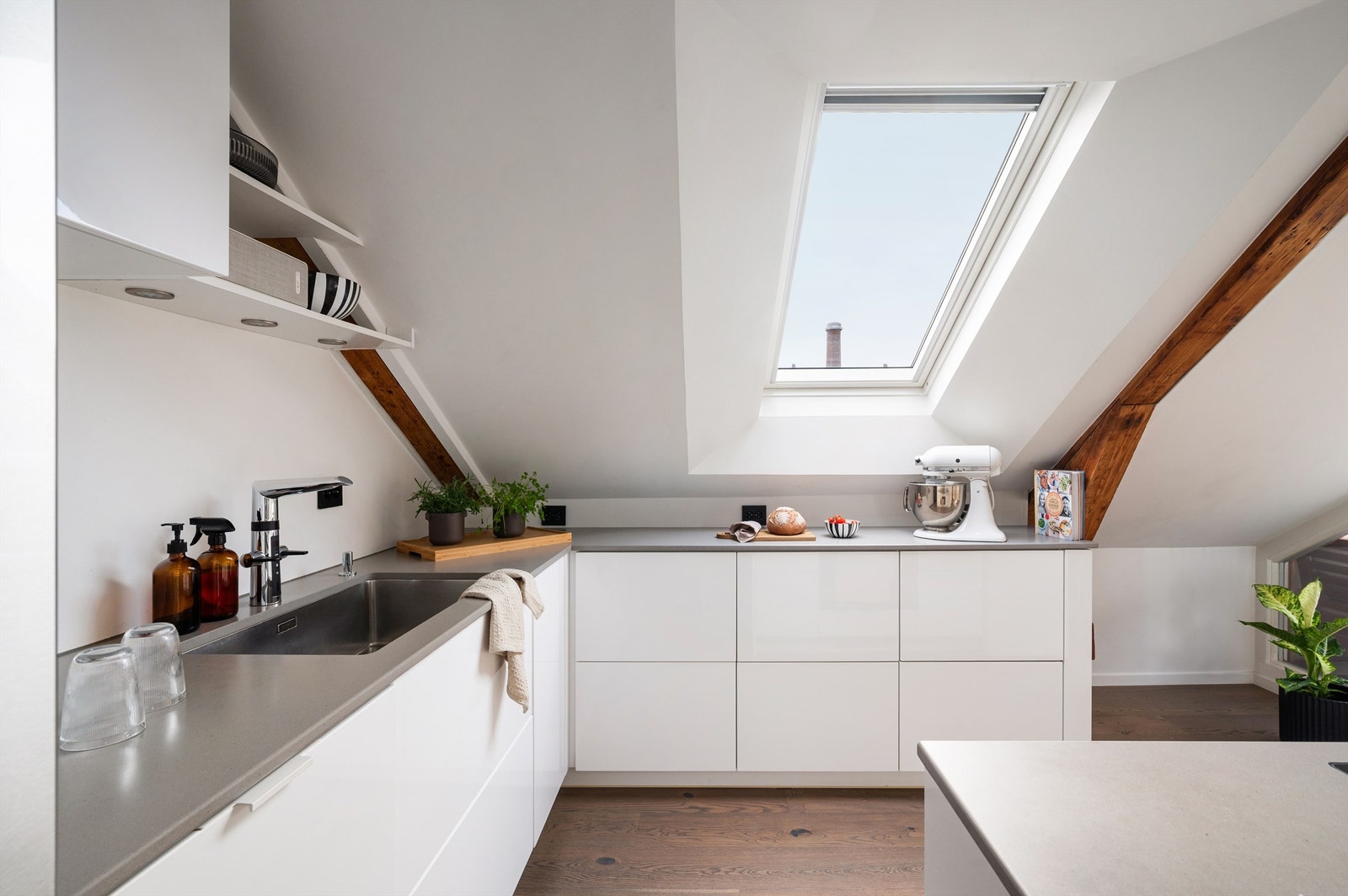 Kjøkkenet har en moderne innredning fra Kvik med glatte fronter og skrog fra IKEA. Det er rikelig med oppbevaringsplass i skuffer i XL og XXL størrelse. Galleribilde