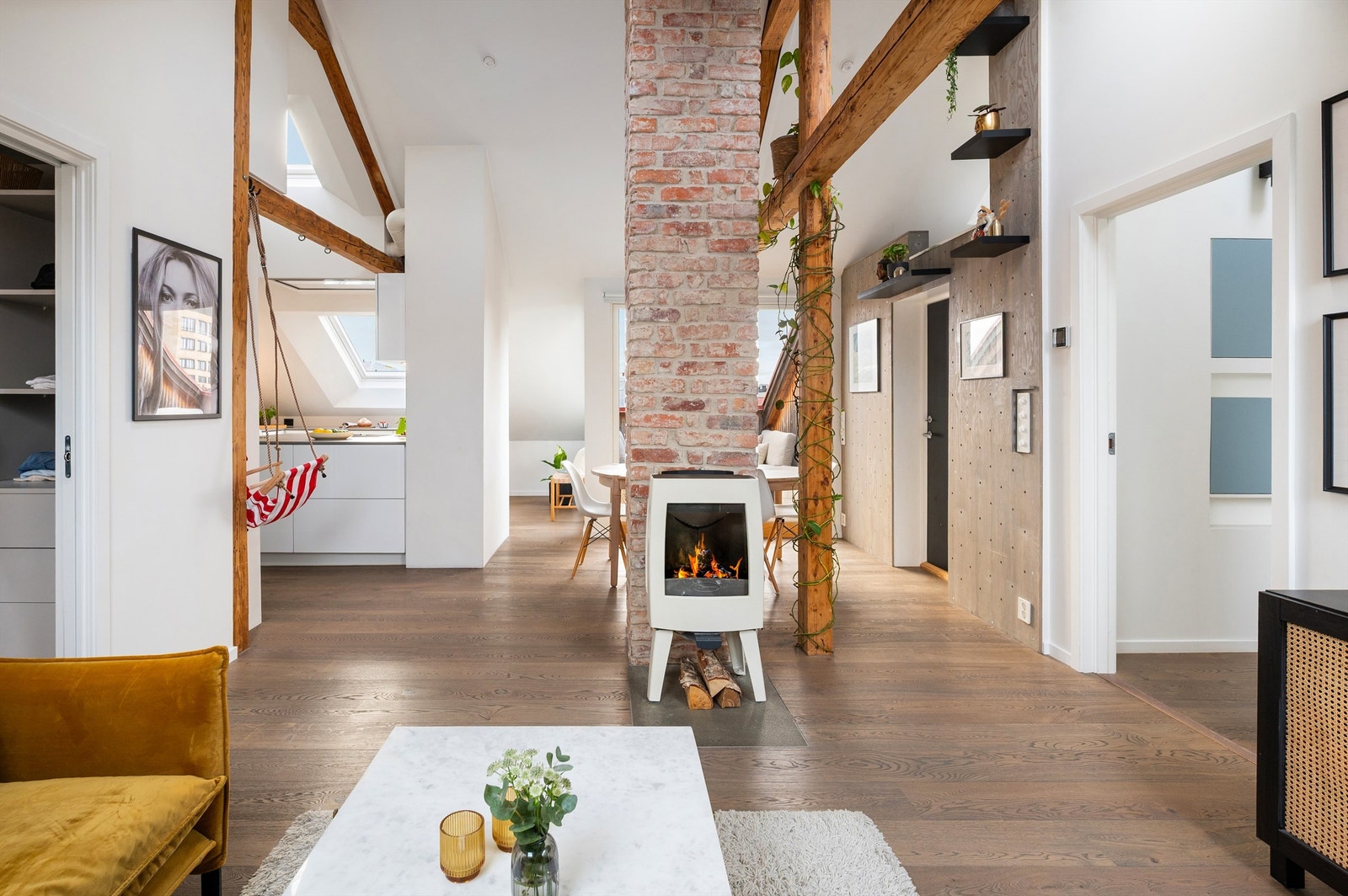 En imponerende takhøyde på opptil 3,83 meter i entréen forsterker den romslige følelsen. Galleribilde