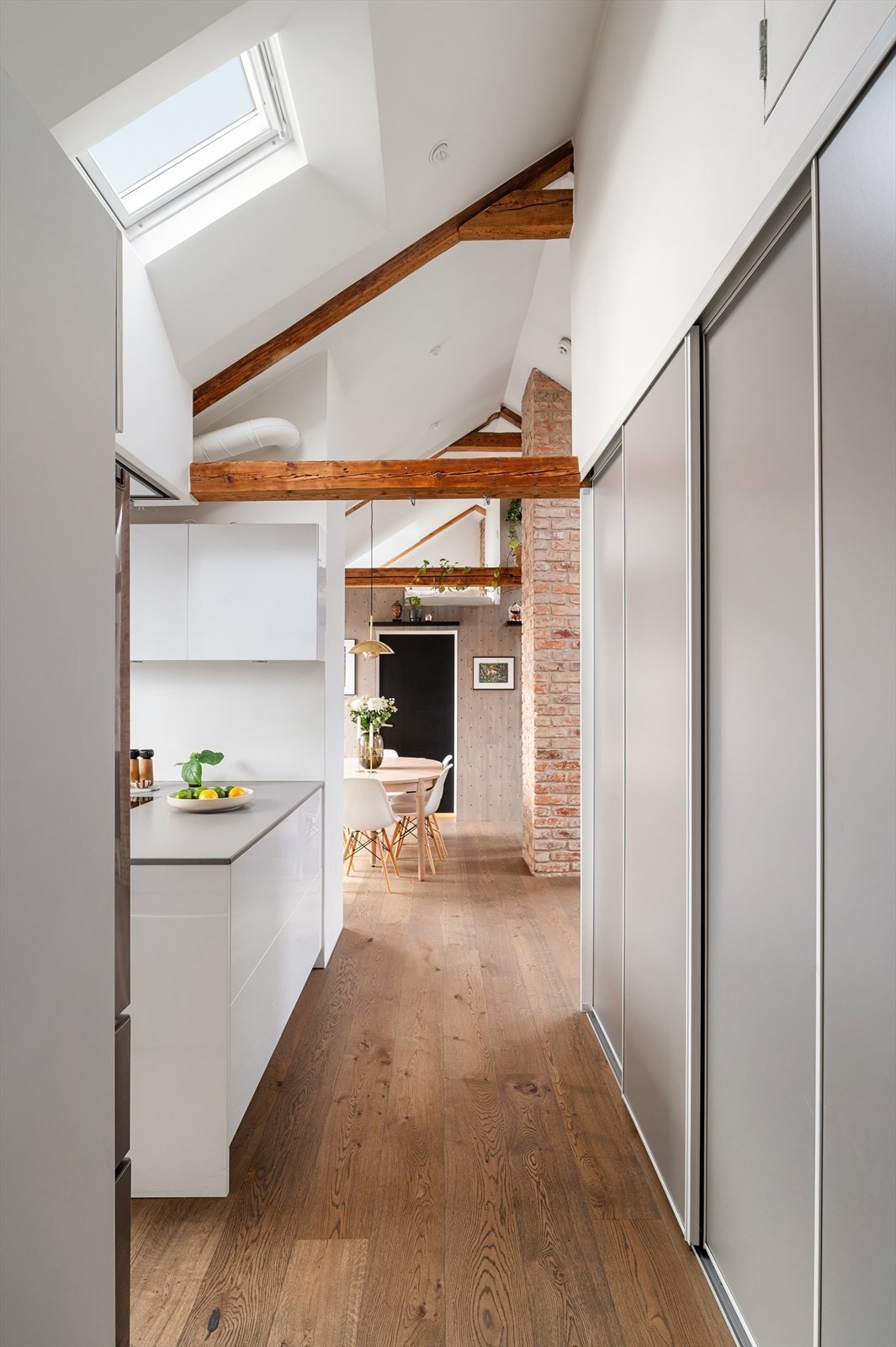 Leiligheten har gjennomgående gode lagringsmuligheter, inkludert en kjellerbod på 6 m². Galleribilde