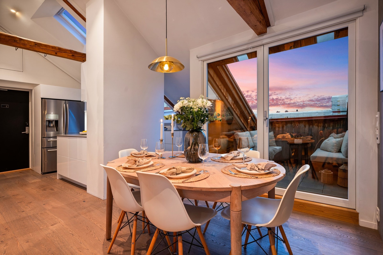 Fra spisestuen er det direkte utgang til takterrassen gjennom store glassdører. Galleribilde