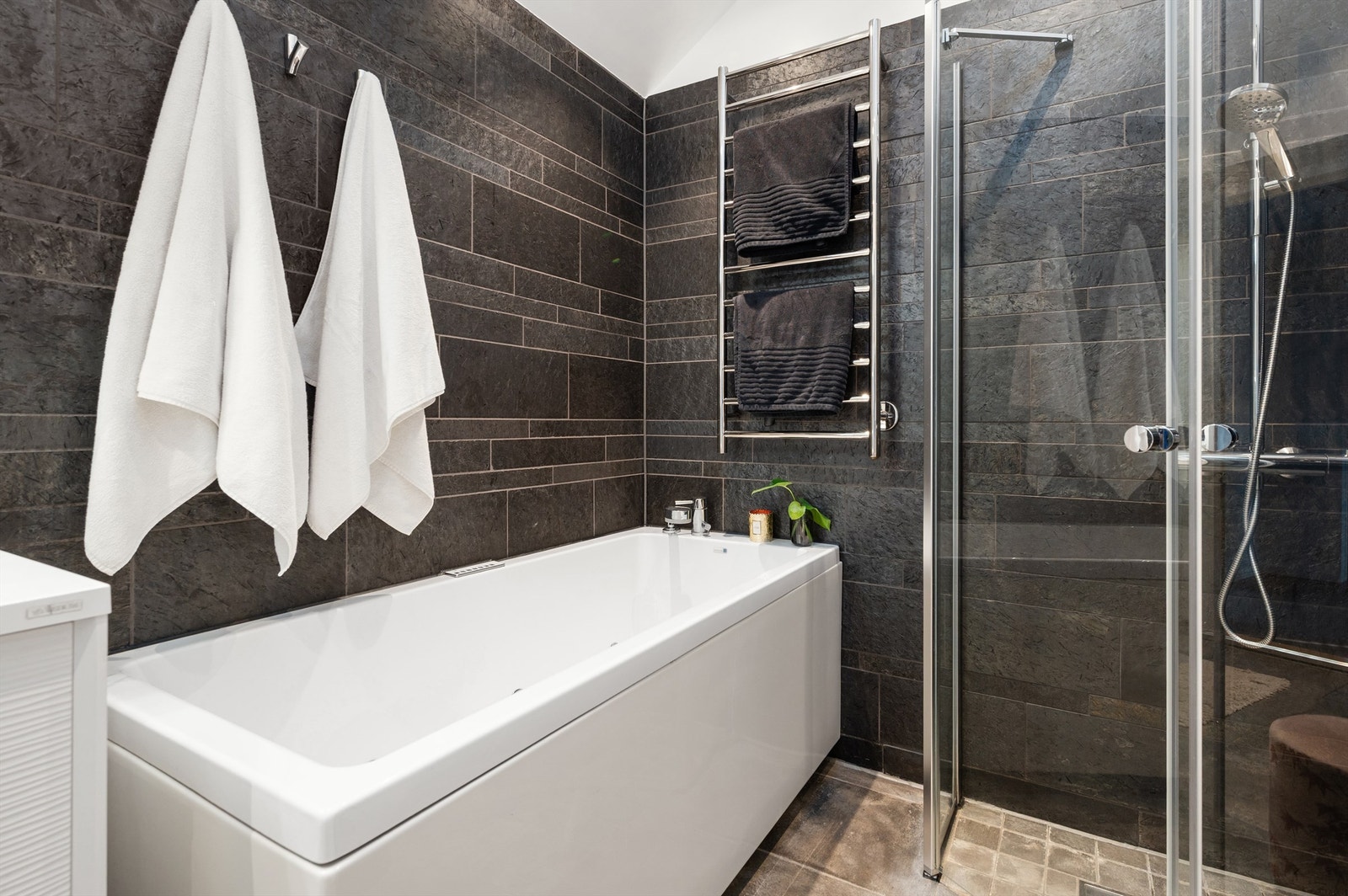 Moderne massasjebadekar fra Nordhem med sargarmatur fra Tapwell. Galleribilde