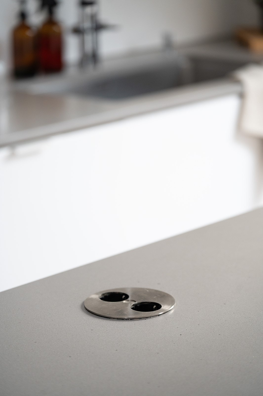 Praktiske nedfellbare stikkontakter i benkeplaten gir enkel tilgang til strøm. Galleribilde