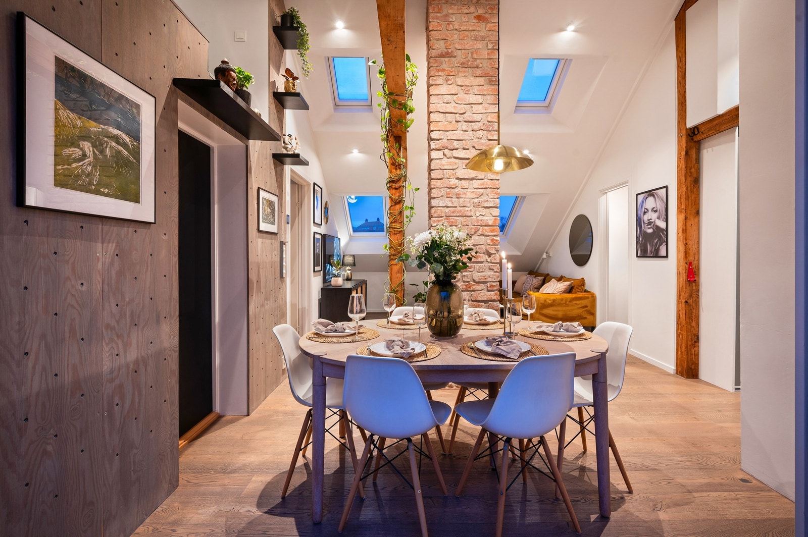 Leiligheten har en meget generøs takhøyde med store vindusflater og unike detaljer. Foto: Peter Futo v/Cool Pics AS. Galleribilde