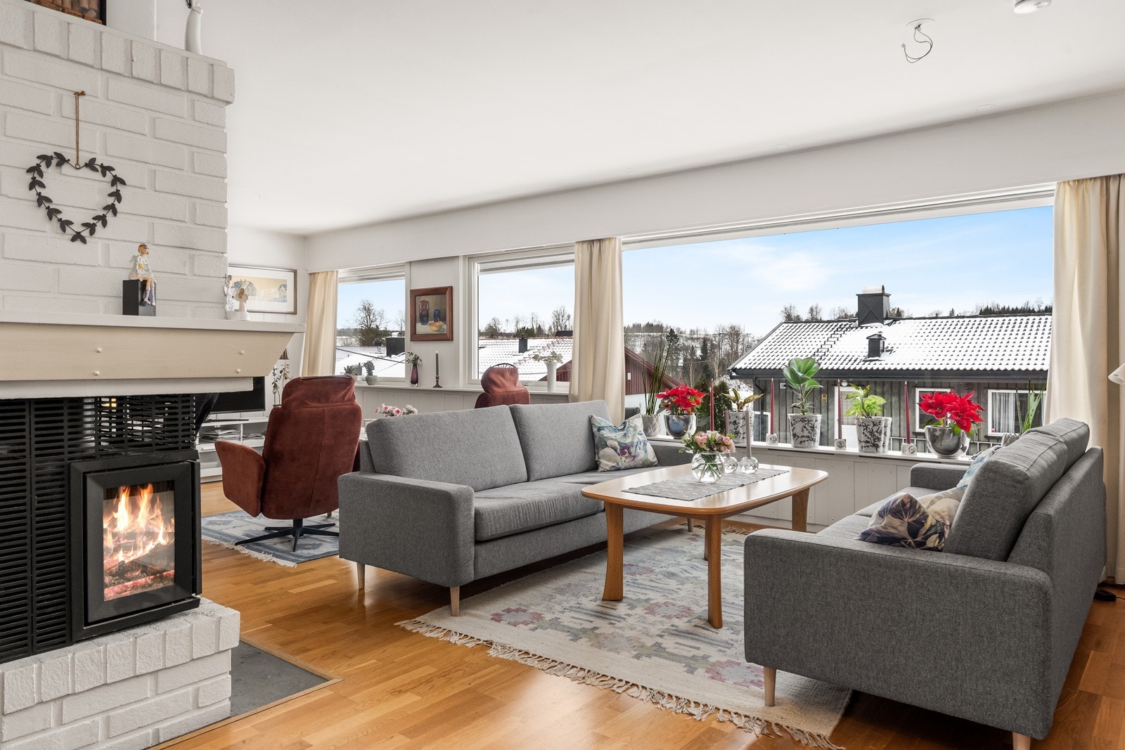 Stuen har store vindusflater som gir rikelig med naturlig lys. Galleribilde