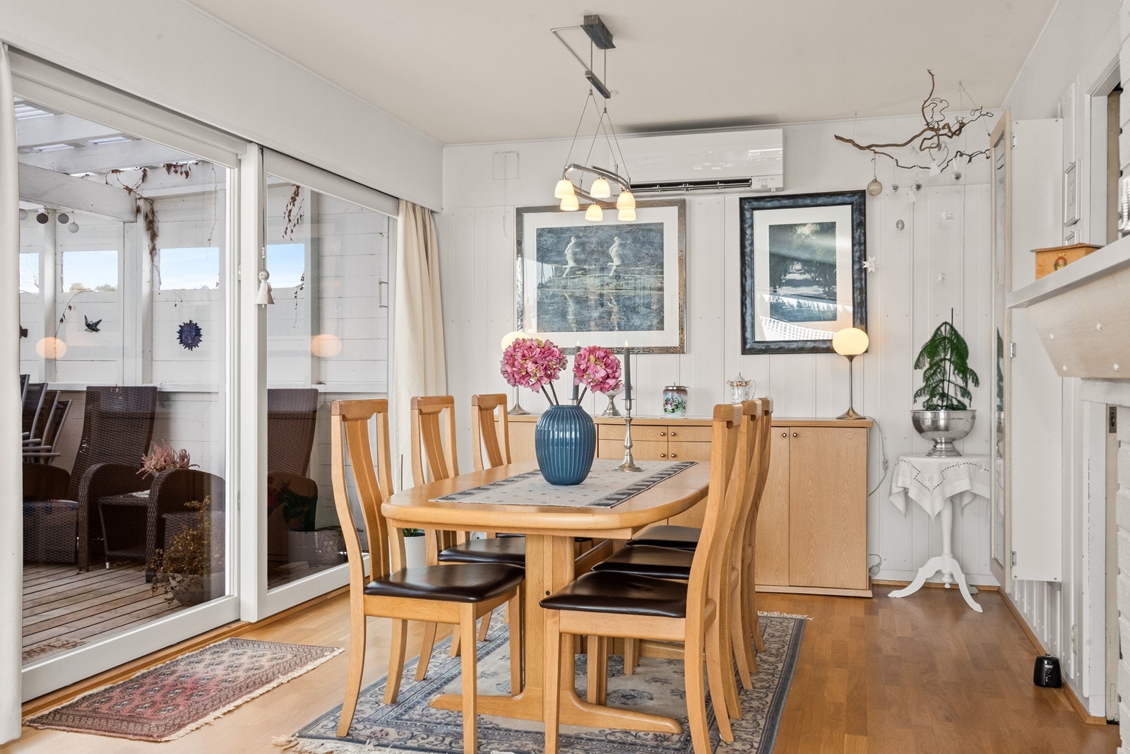 Skyvedør fra spisestuen gir direkte utgang til terrassen og skaper en naturlig forlengelse av oppholdsrommet. Det er installert varmepumpe. Galleribilde
