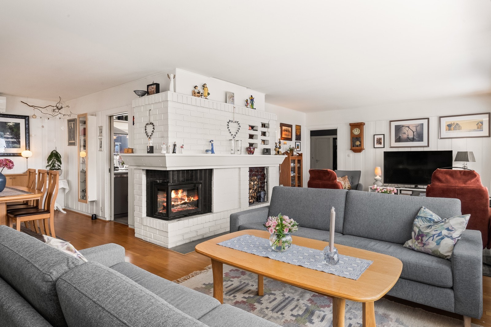 Peisen i stuen, med innsats fra 2017, gir rikelig varme og skaper en koselig atmosfære. Galleribilde