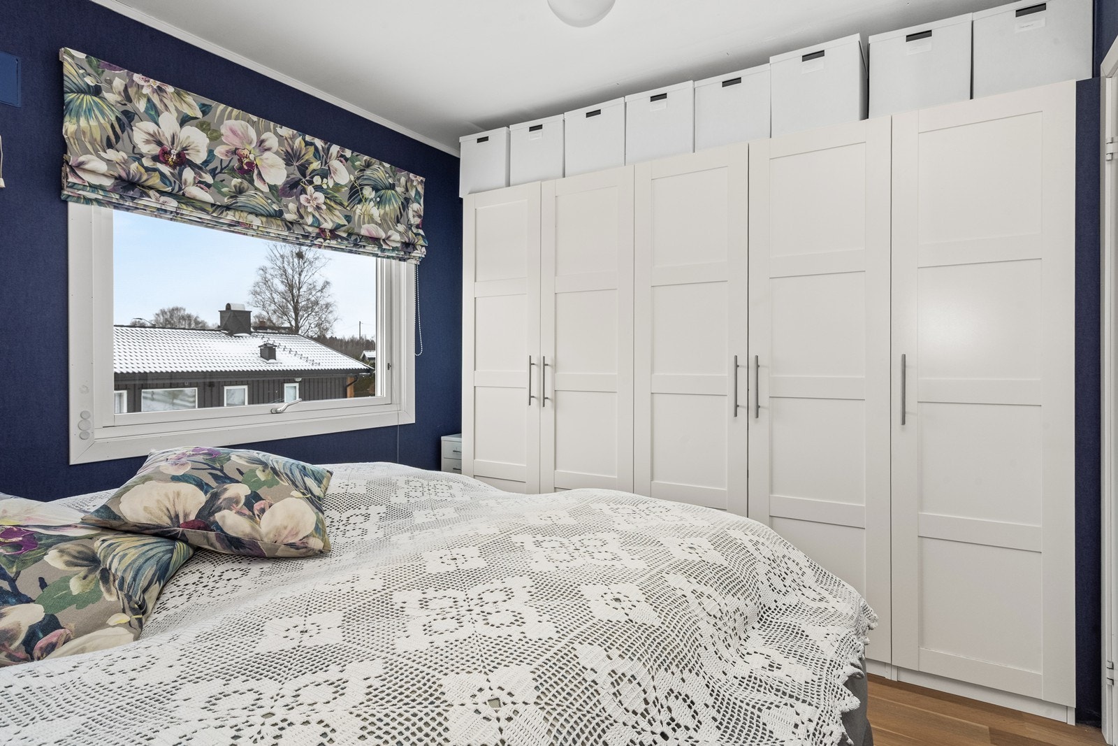 Soverommet er romslig med god plass til dobbeltseng og oppbevaringslønsinger. Galleribilde