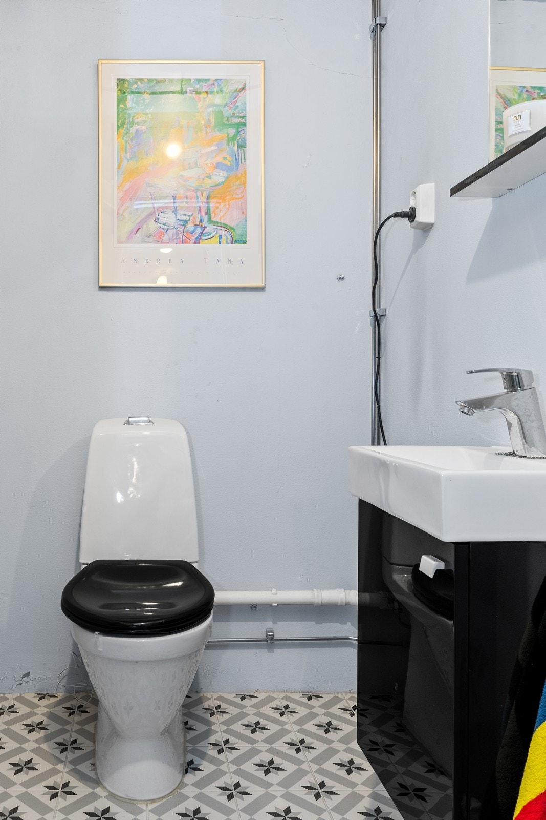 Et praktisk toalettrom i boligens underetasje. Galleribilde