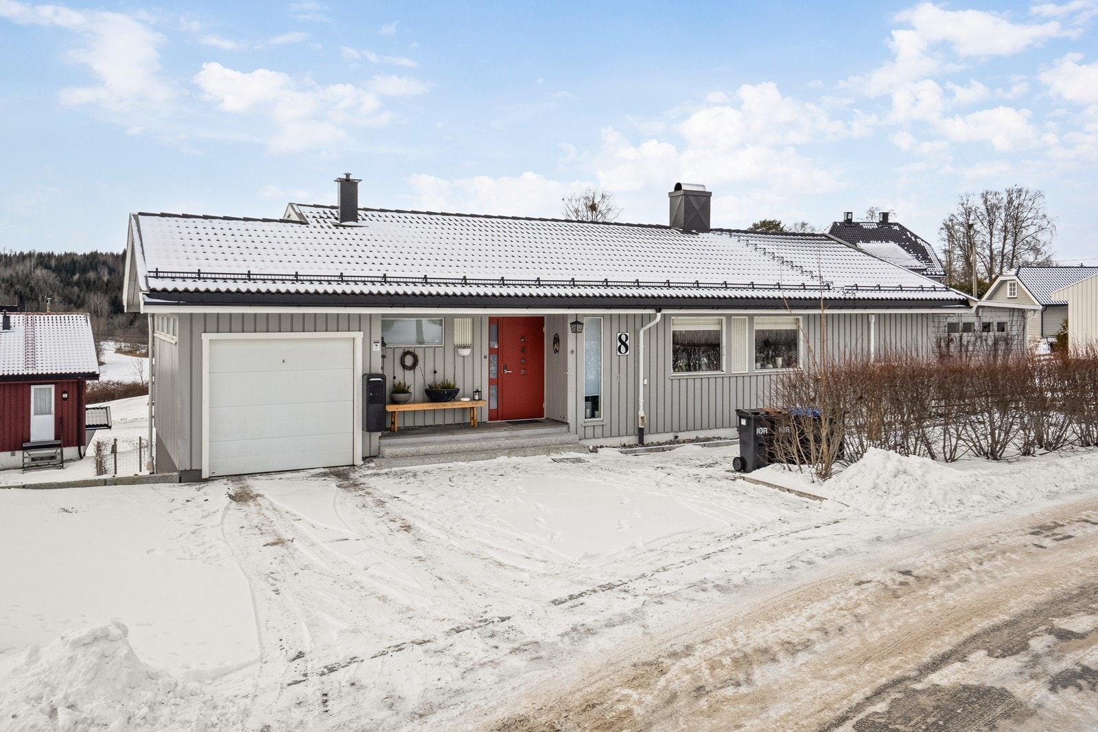 Parkering i gårdsplass, samt i garasje med elektrisk port. Galleribilde