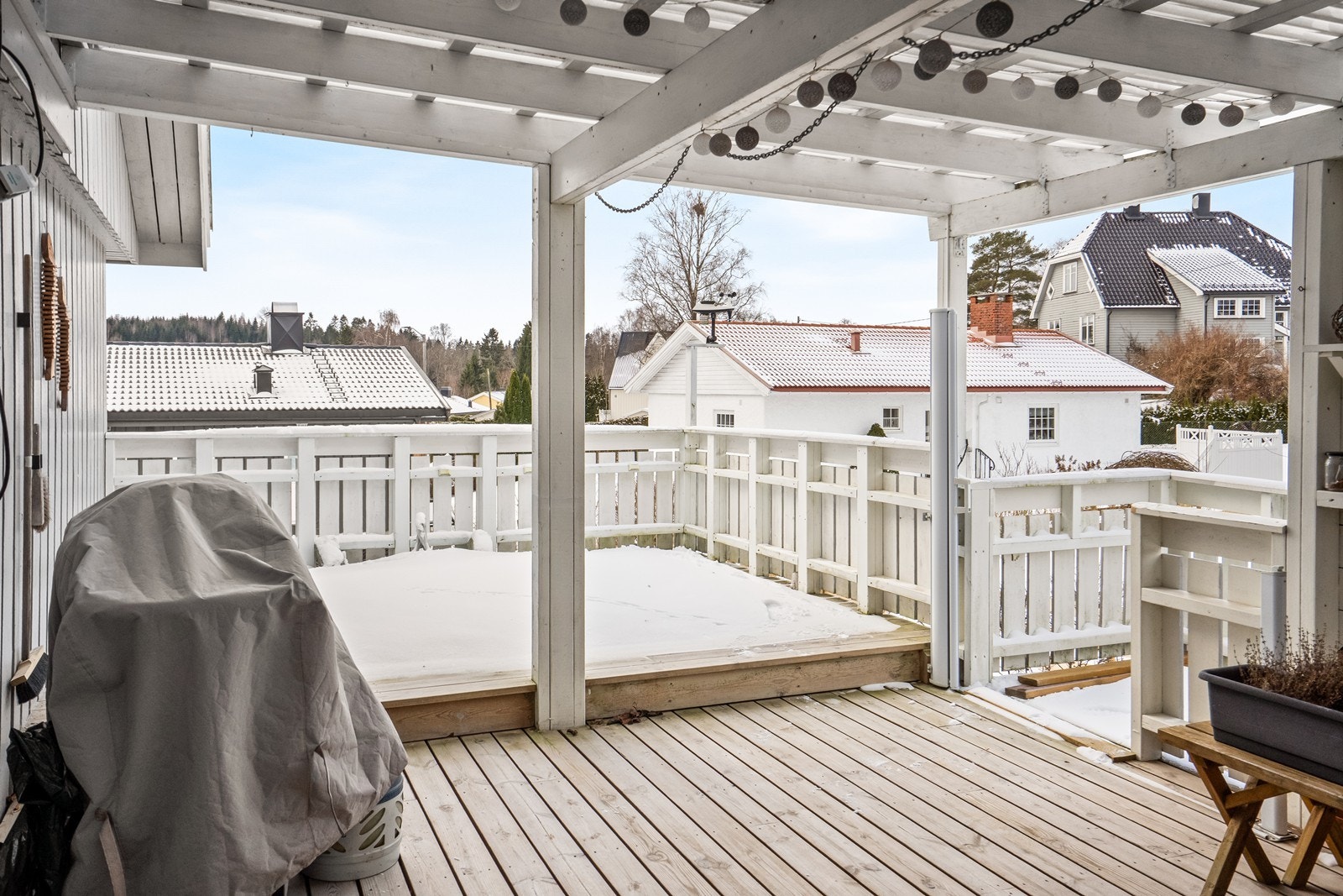 Terrassen er usjenert og gir deg frihet til å forme ditt eget uterom - perfekt for måltider, avslapning og hyggelige stunder. Galleribilde