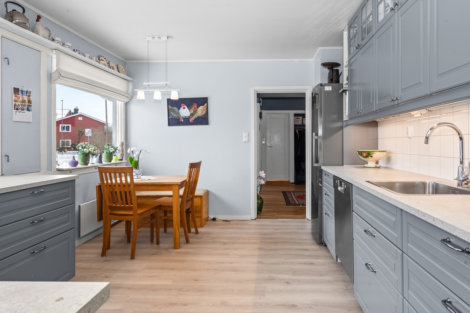 Kjøkkenet er romslig med god plass til spisegruppe. Galleribilde