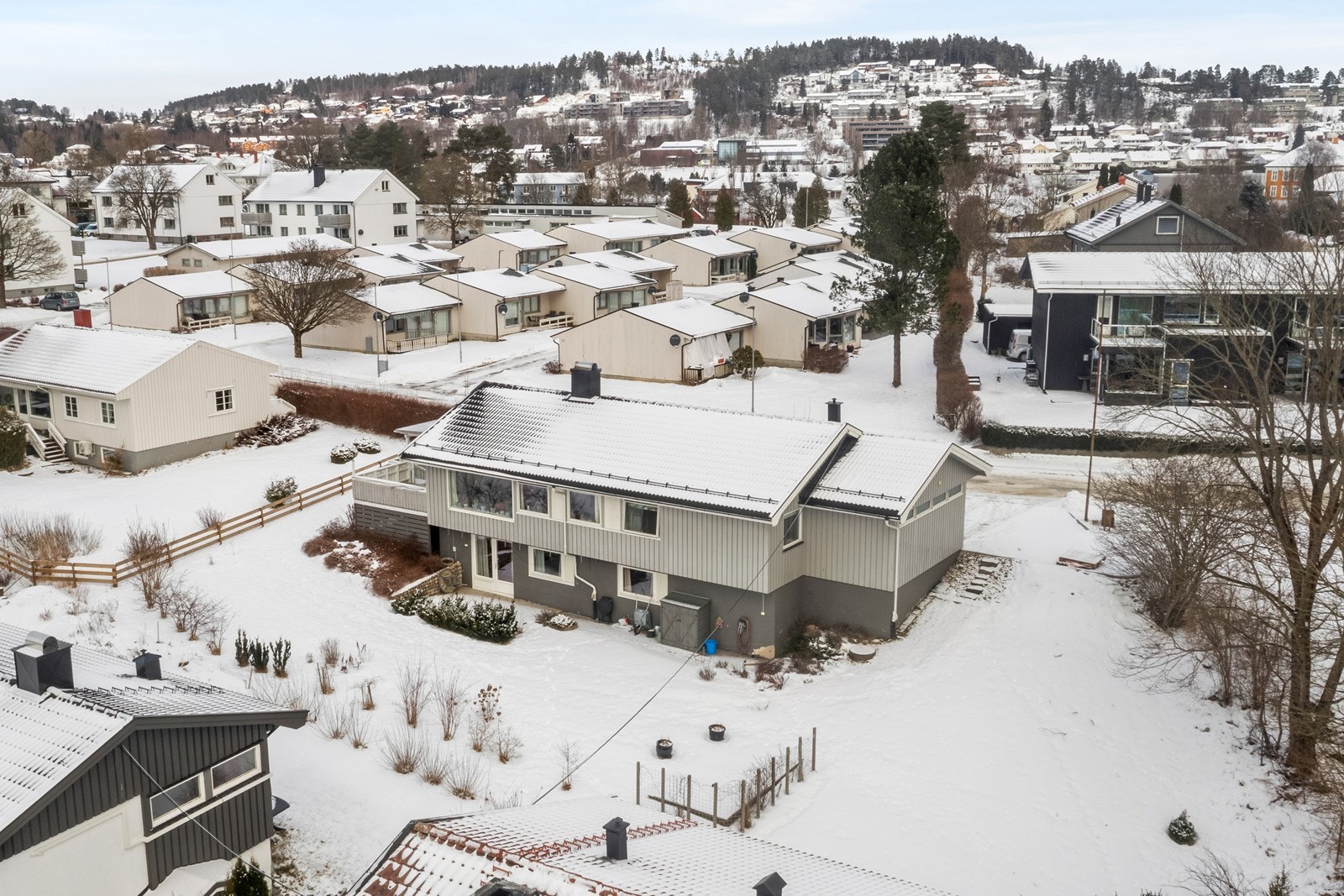 Tomten på 911, 7 kvm er skrående og pent opparbeidet med plenareal og diverse beplanting. Galleribilde