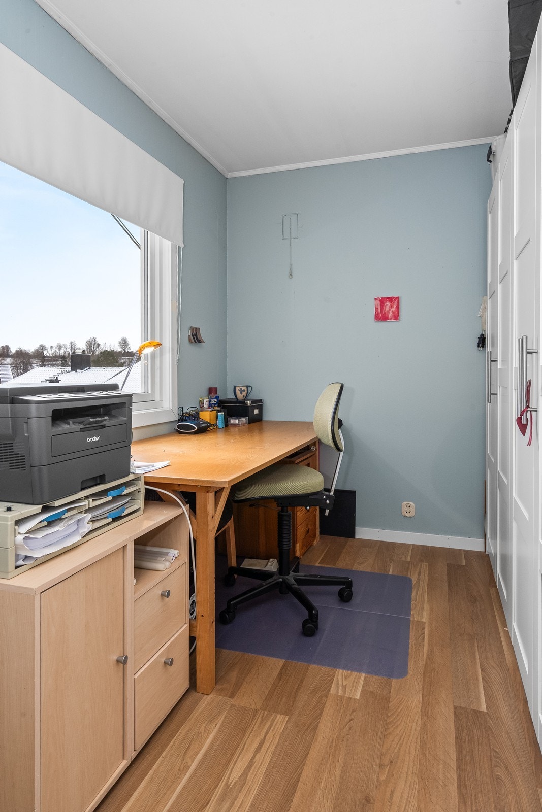 Boligen har 4 soverom, med 2 i hver etasje. Dette rommet kan f.eks brukes til et barnerom, hjemmekontor, eller et gjesterom, avhengig av dine behov. Galleribilde