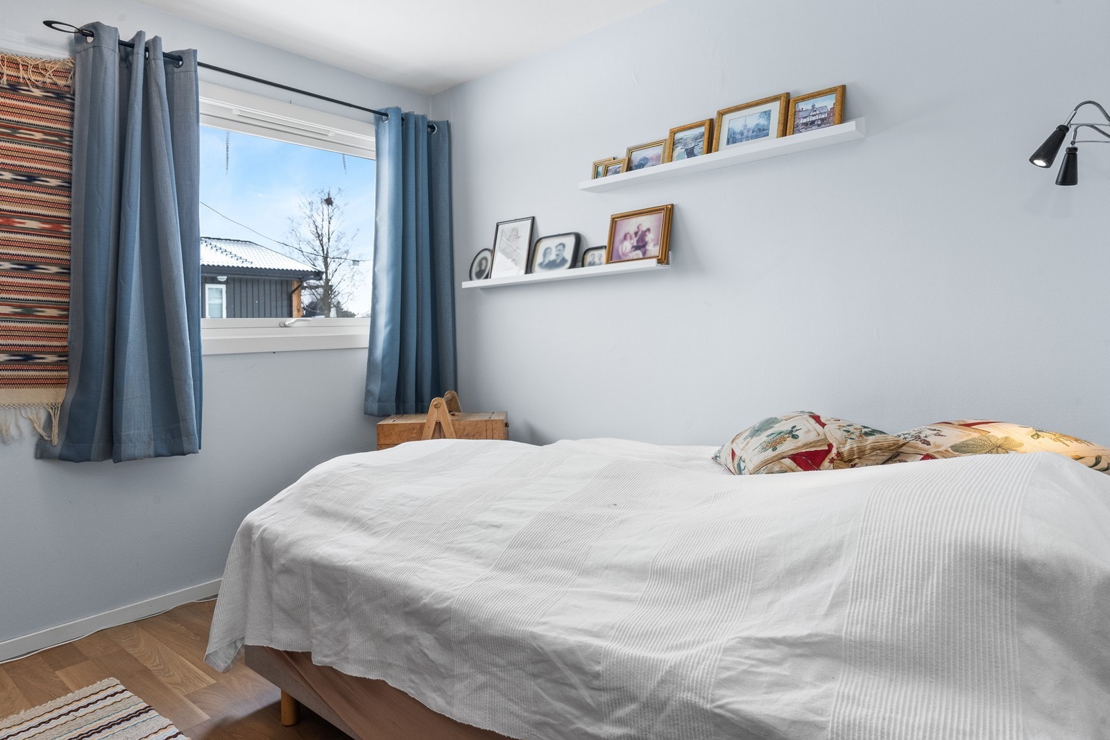 Rommene er har god plass til seng og oppbevaring Galleribilde