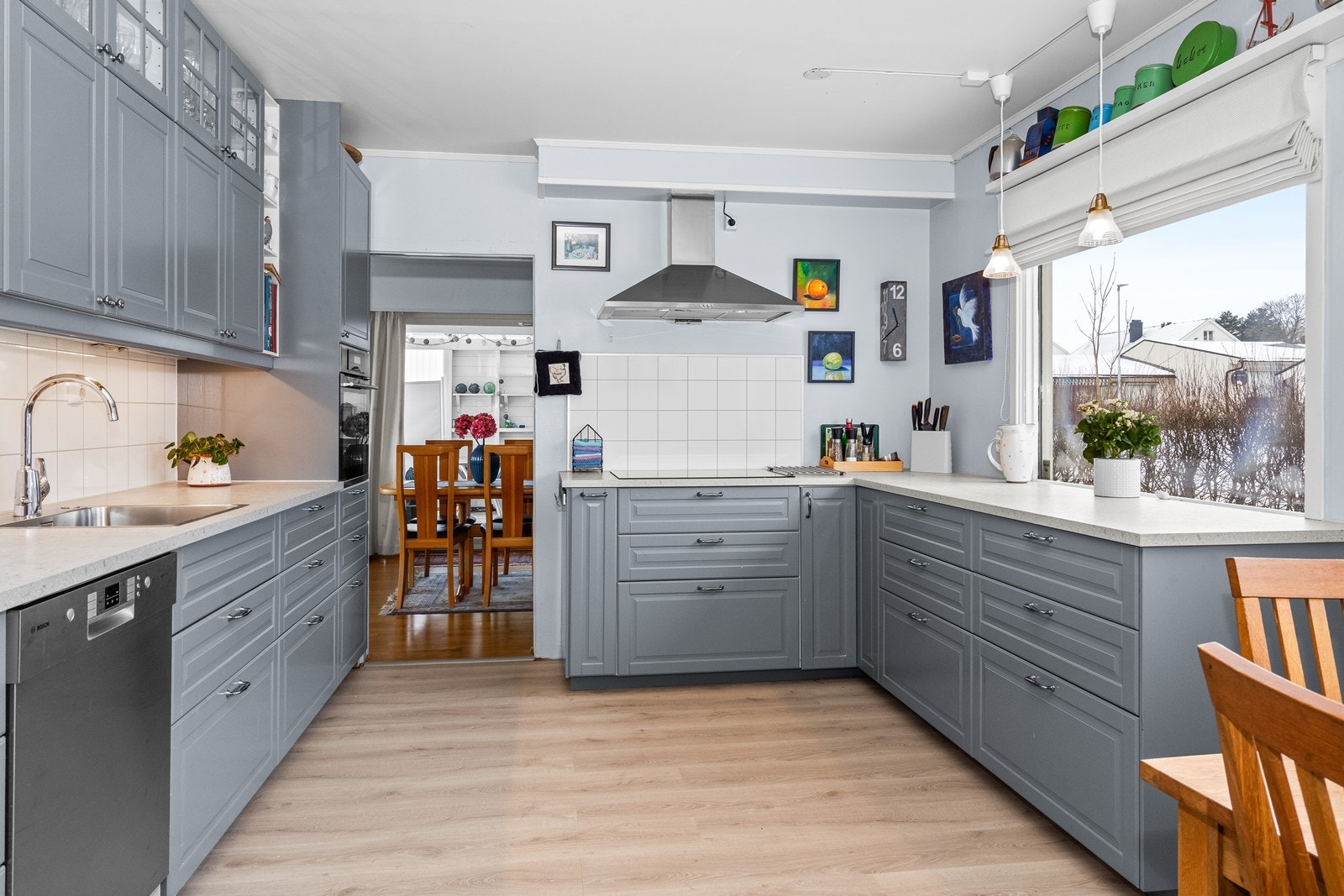 Lyst og koselig kjøkken med innredning fra IKEA. Kjøkkenet er utstyrt med integrert komfyr og induksjonstopp. Galleribilde