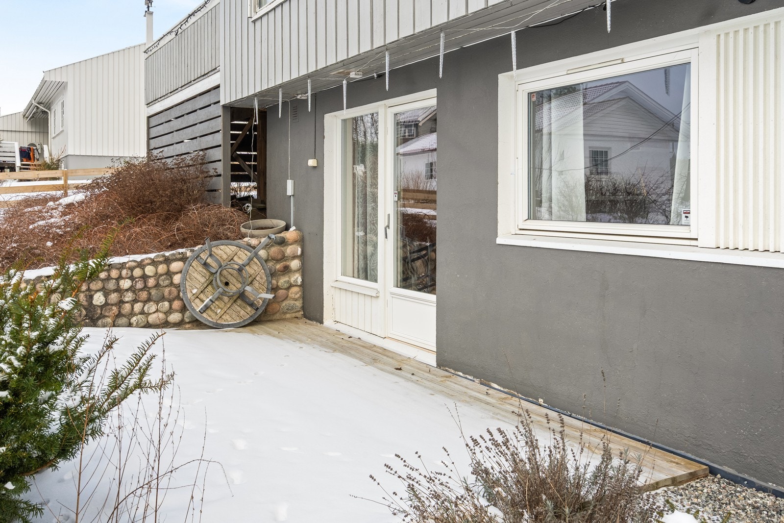 Stuen har utgang til en hyggelig, vestvendt uteplass. Galleribilde