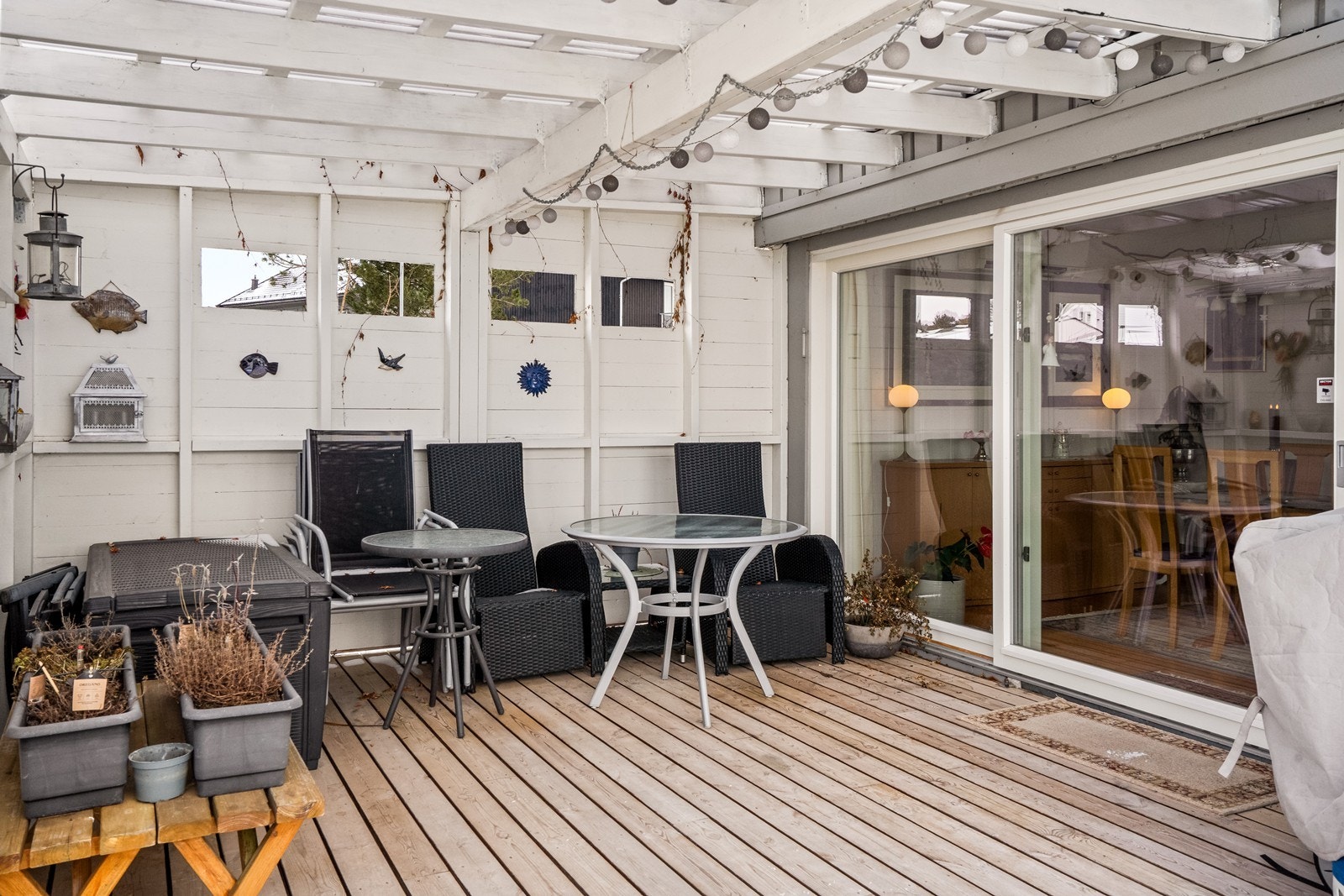 Delvis overbygget, nordvestvendt terrasse på 30 kvm med tilgang fra stue og hage - fine solforhold på ettermiddag og kveld Galleribilde