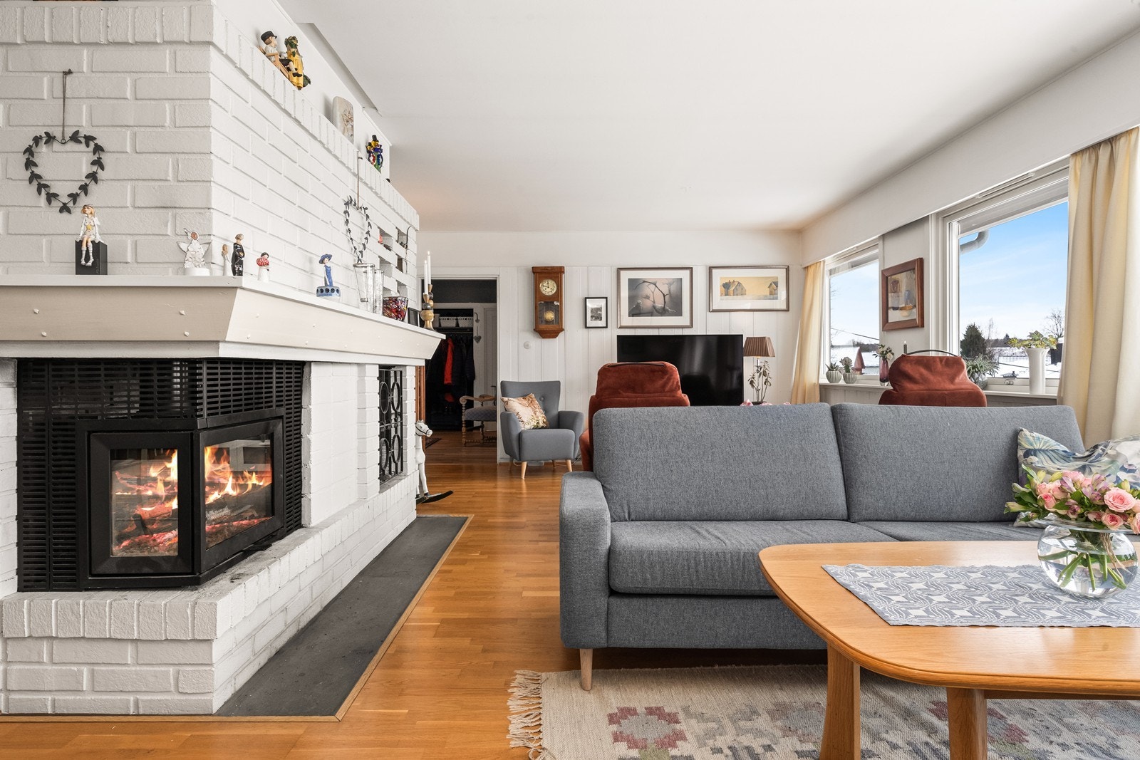 Den romslige stuen gir mulighet til å lage flere funksjonelle soner, fra TV-område og koselig lesekrok til en komfortabel sofakrok. Galleribilde