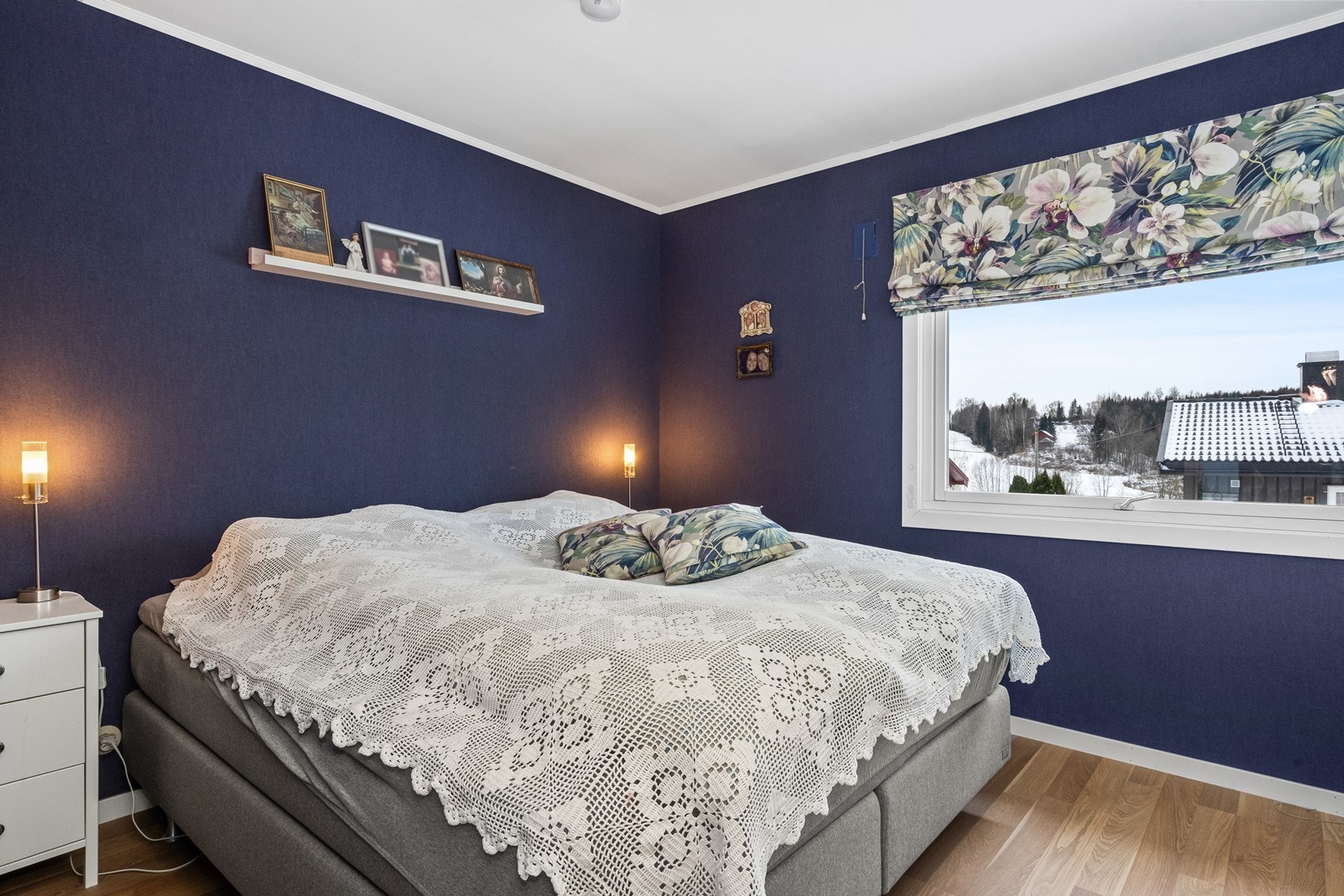 Soverommet er romslig med god plass til dobbeltseng og oppbevaringslønsinger. Galleribilde