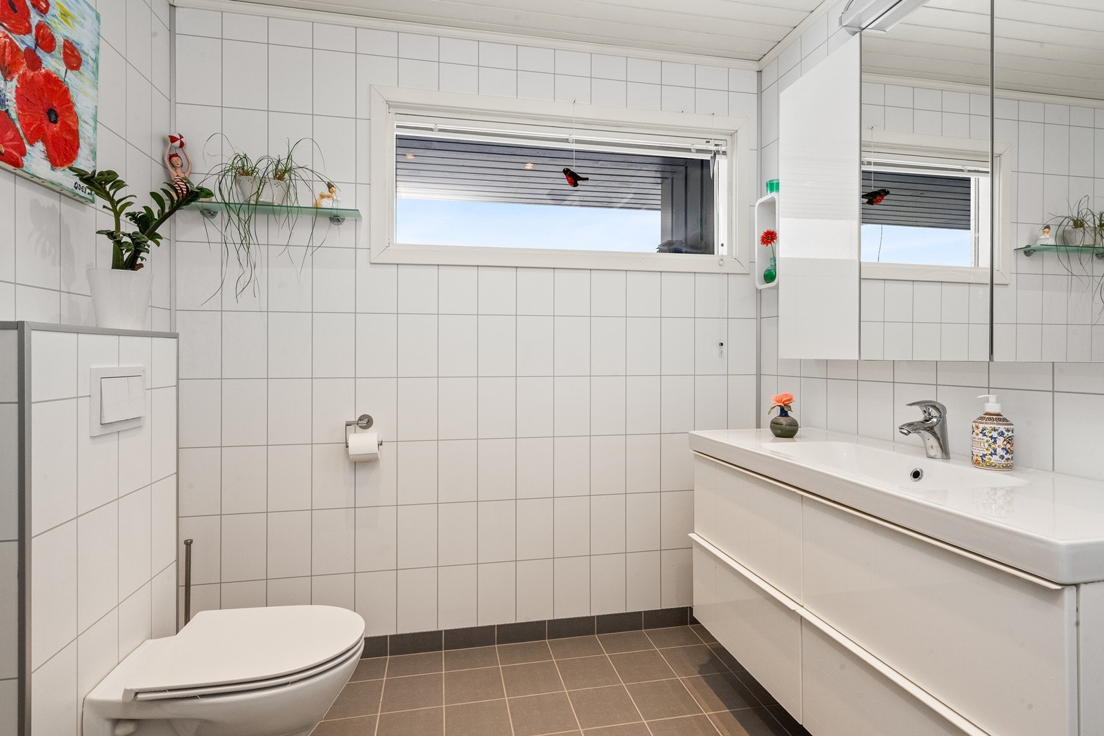 Badet har flislagt gulv og elektriske varmekabler, samt baderomsplater på veggene. Galleribilde