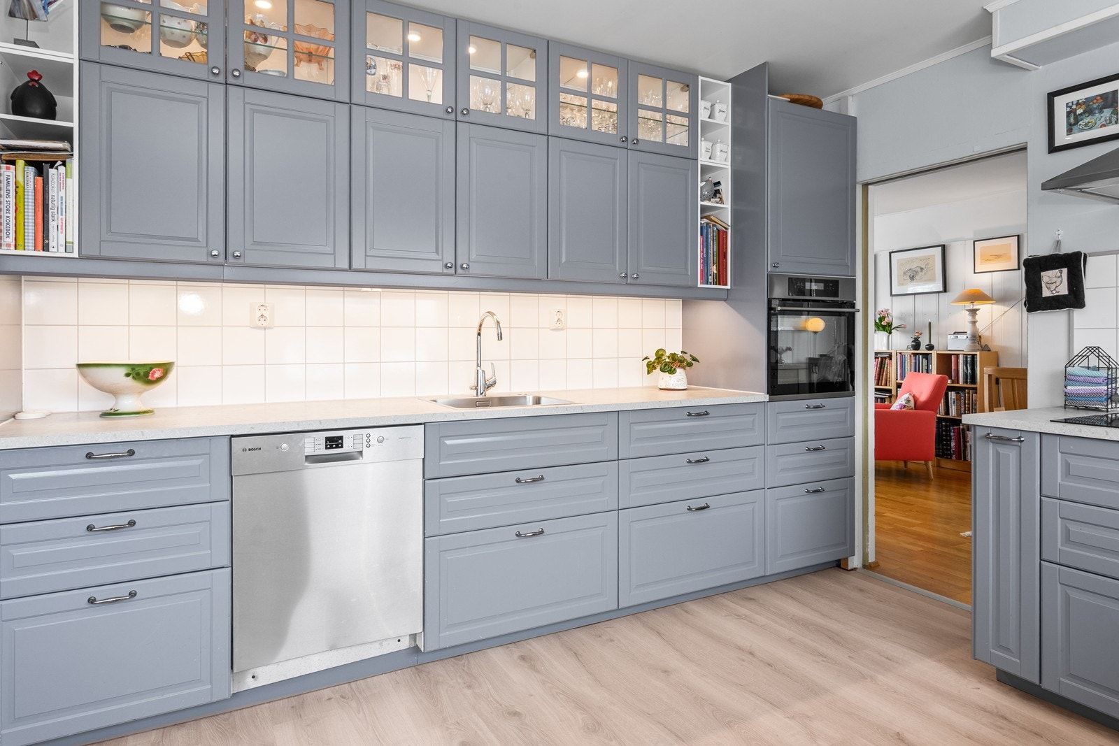 Kjøkkenet har takhøye skap som gir rikelig med oppbevaring, samt opplegg og plass for oppvaskmaskin. Galleribilde