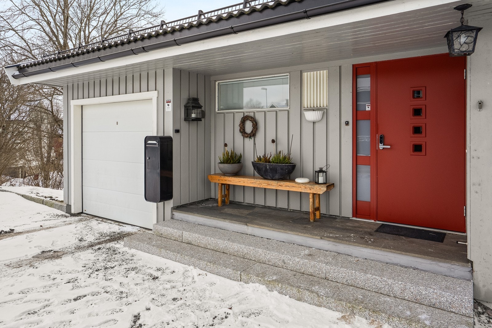 Boligen har et koselig inngangsparti - velkommen inn! Galleribilde