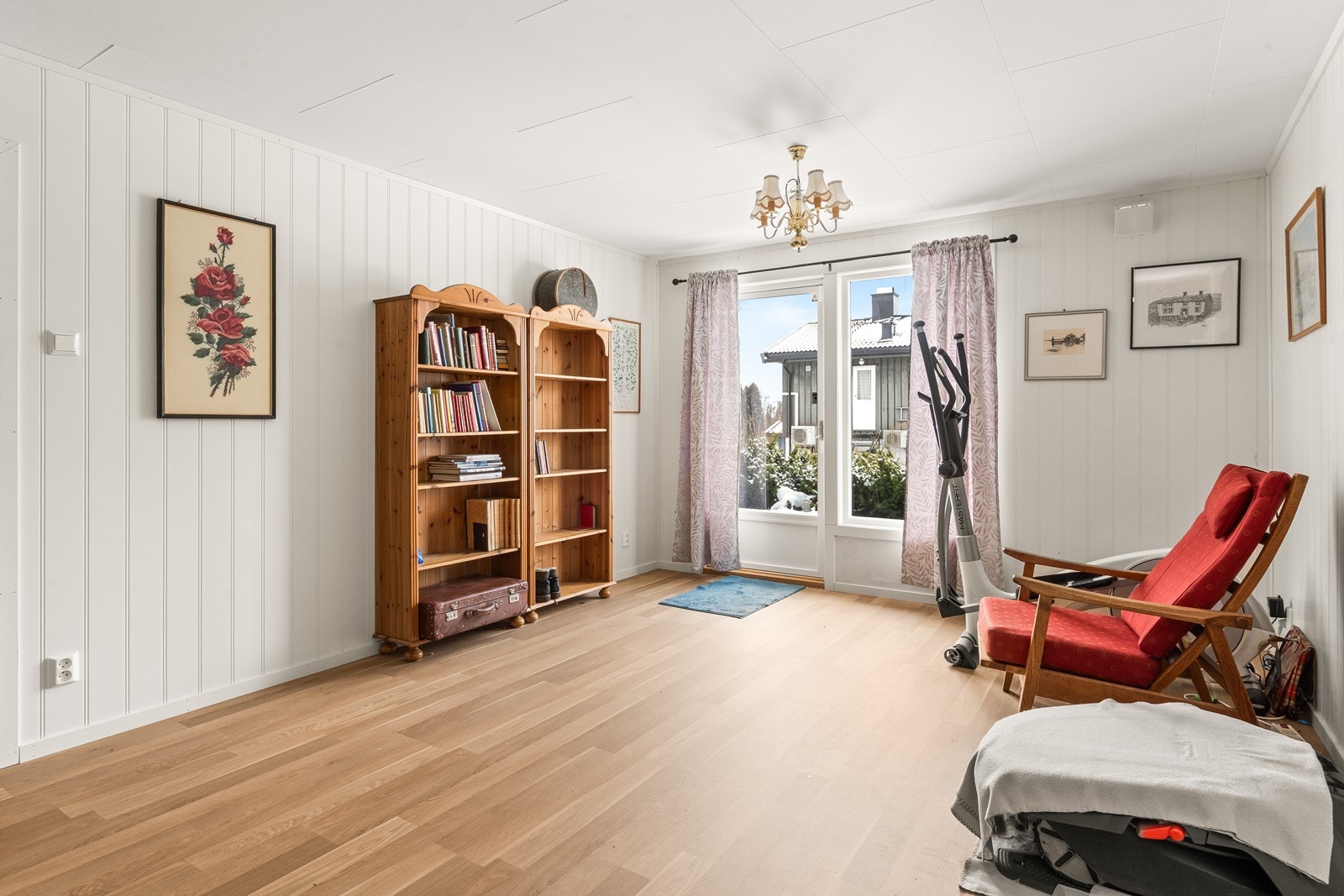 I underetasjen finner du en praktisk og koselige stue - et fleksibelt rom for hele familien Galleribilde