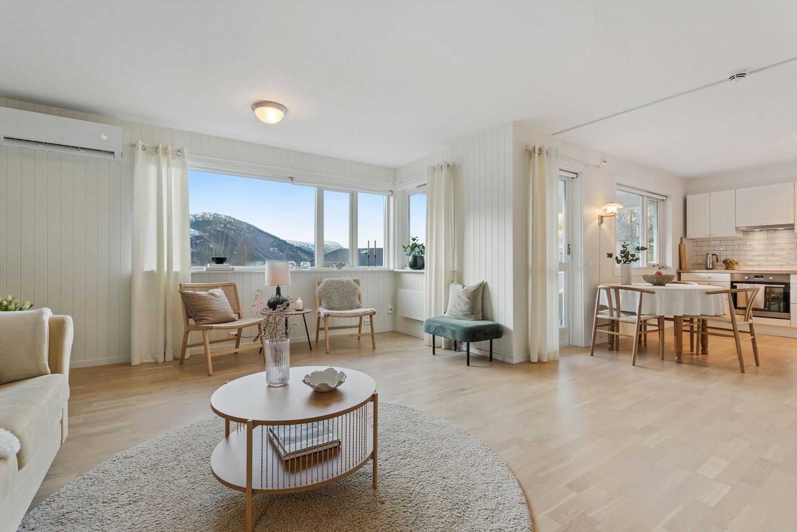 Det er montert varmepumpe i stova, i tillegg har du også vedomn du kan nytte på ekstra kalde dagar! Galleribilde