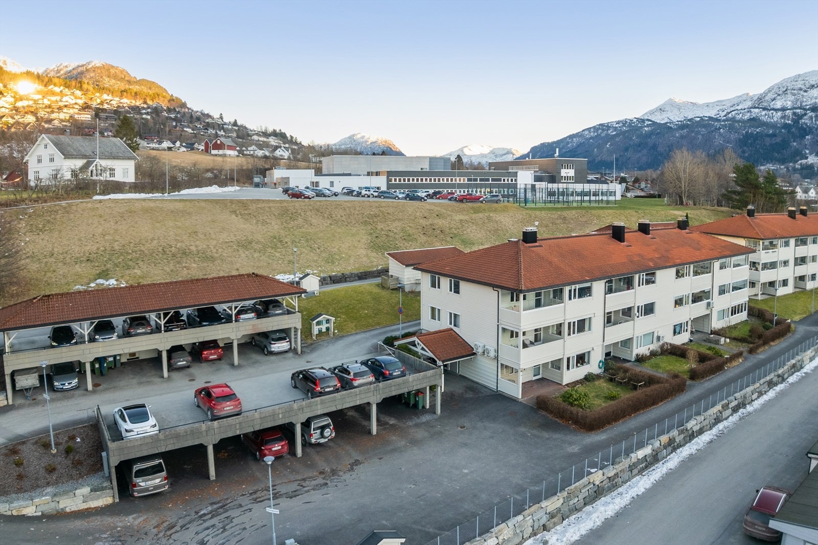 Kort veg frå carport og parkering til inngangsdøra di.
Kom å sjå - hugs påmelding til visning! Galleribilde