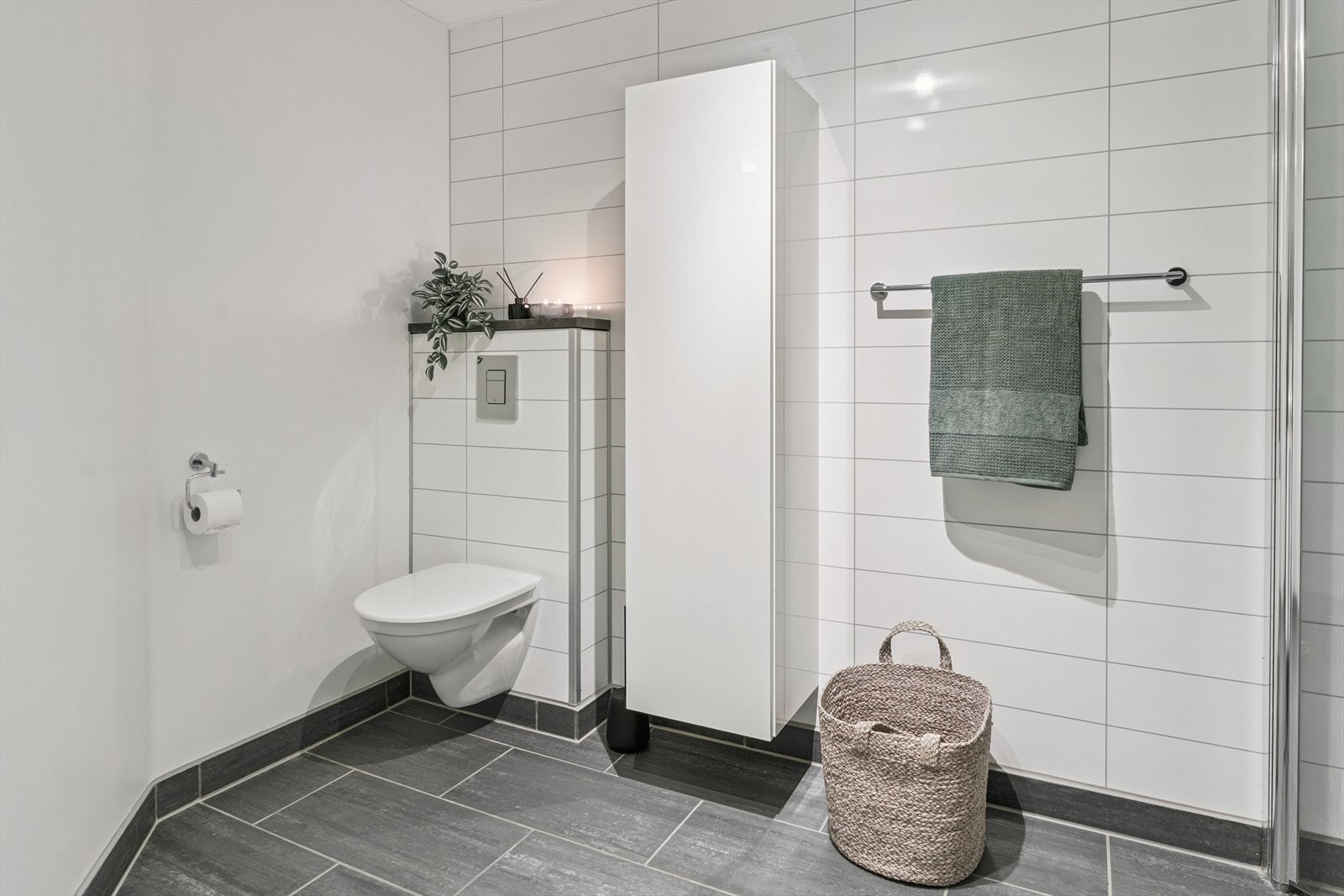 Av innreiing har du dusj på golv med innfellbare dusjdører, skuffeinnreiing med heilstøypt servant, høgskap og vegghengt toalett. Galleribilde