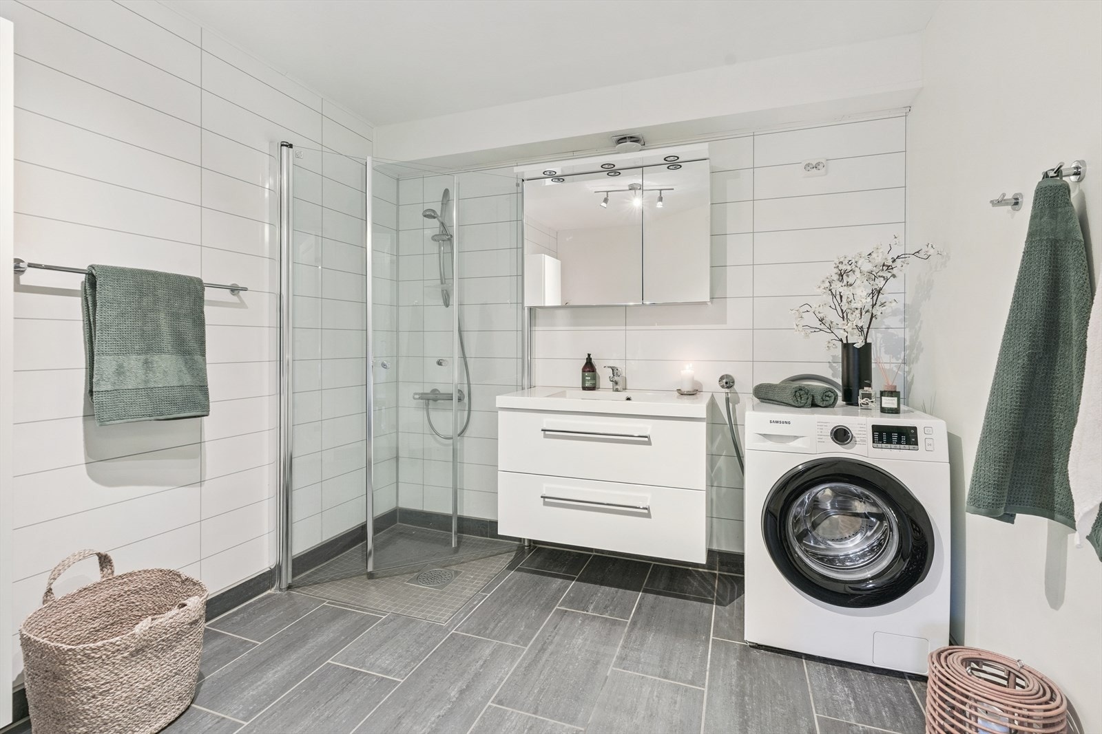 Badet vart renovert i 2011. Her er det lagt flis på golv og baderomsplater på vegg Galleribilde