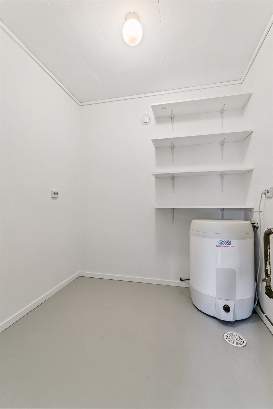 Bod med belegg på golv. Varmtvannstank frå 2011. Galleribilde