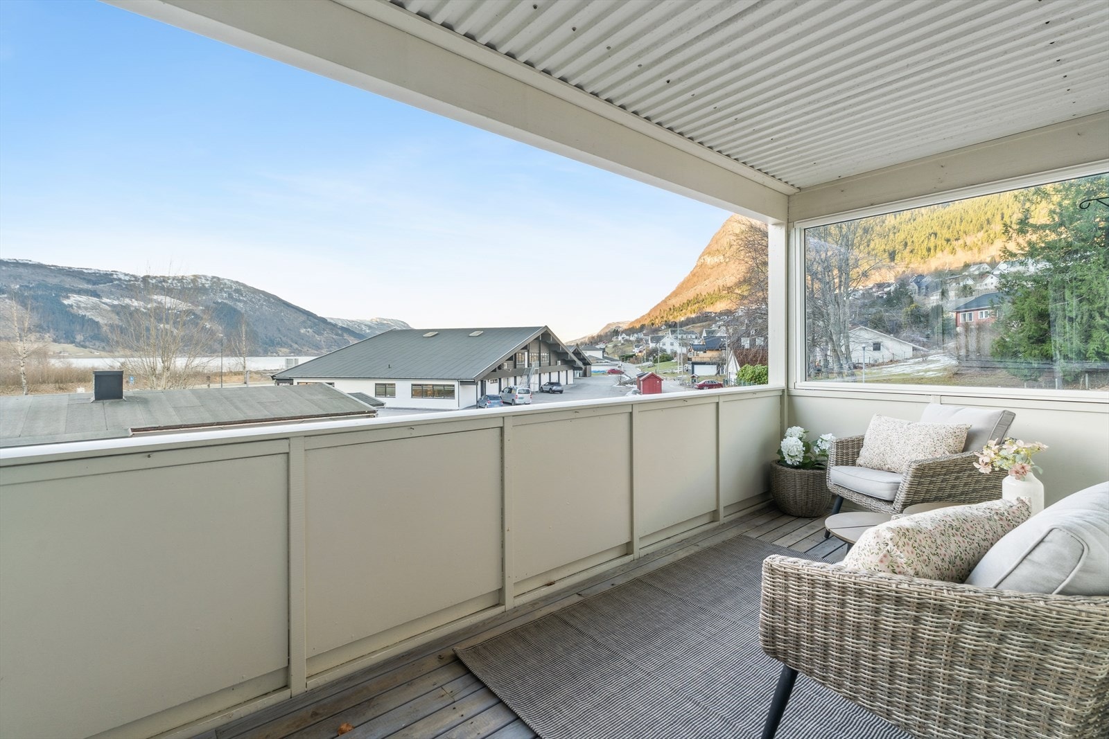 Med overbygd balkong har du ein plass du kan nyte heile året. Og om du ønske kan du, som fleire har gjort, setje inn vindauger eller liknande. Då kan du nytte balkongen som eit ekstra rom! Galleribilde