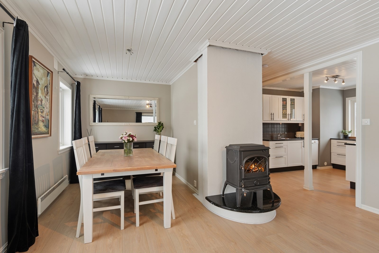 Her kan man enkelt sette opp en vegg å gjøre om til ett ekstra soverom ihht godkjente tegninger. Galleribilde