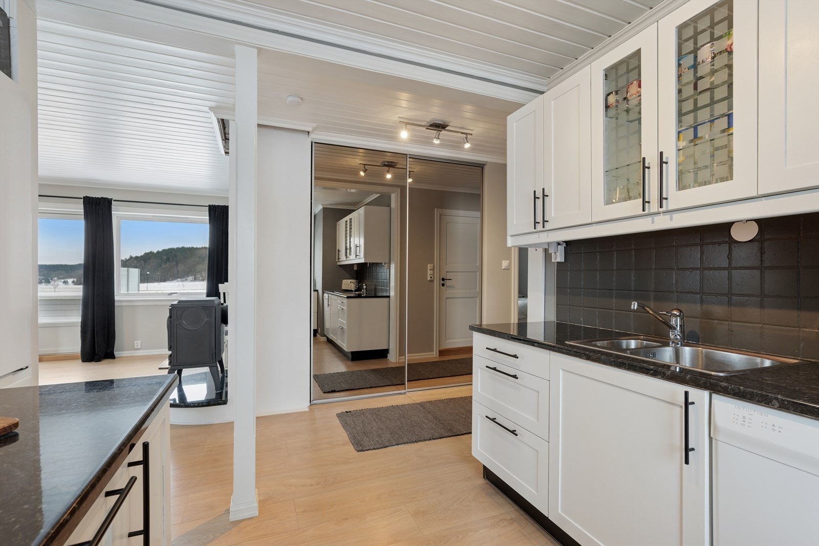 Kjøkkenet er innredet slik at matlagingen forenes med sosialt samvær. Galleribilde