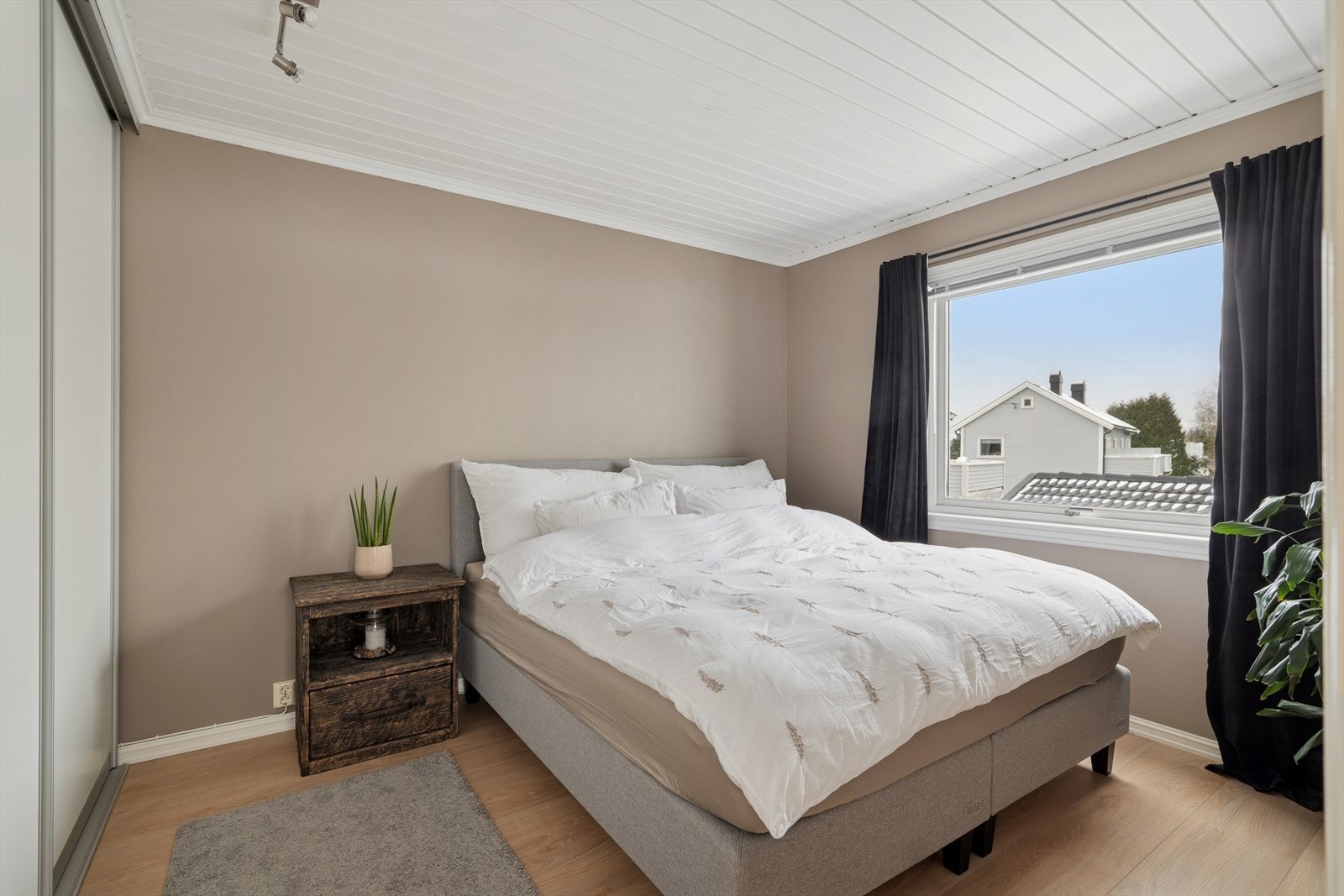 Leiligheten har 2 luftig soverom - Nydelig fargevalg på veggene. Galleribilde